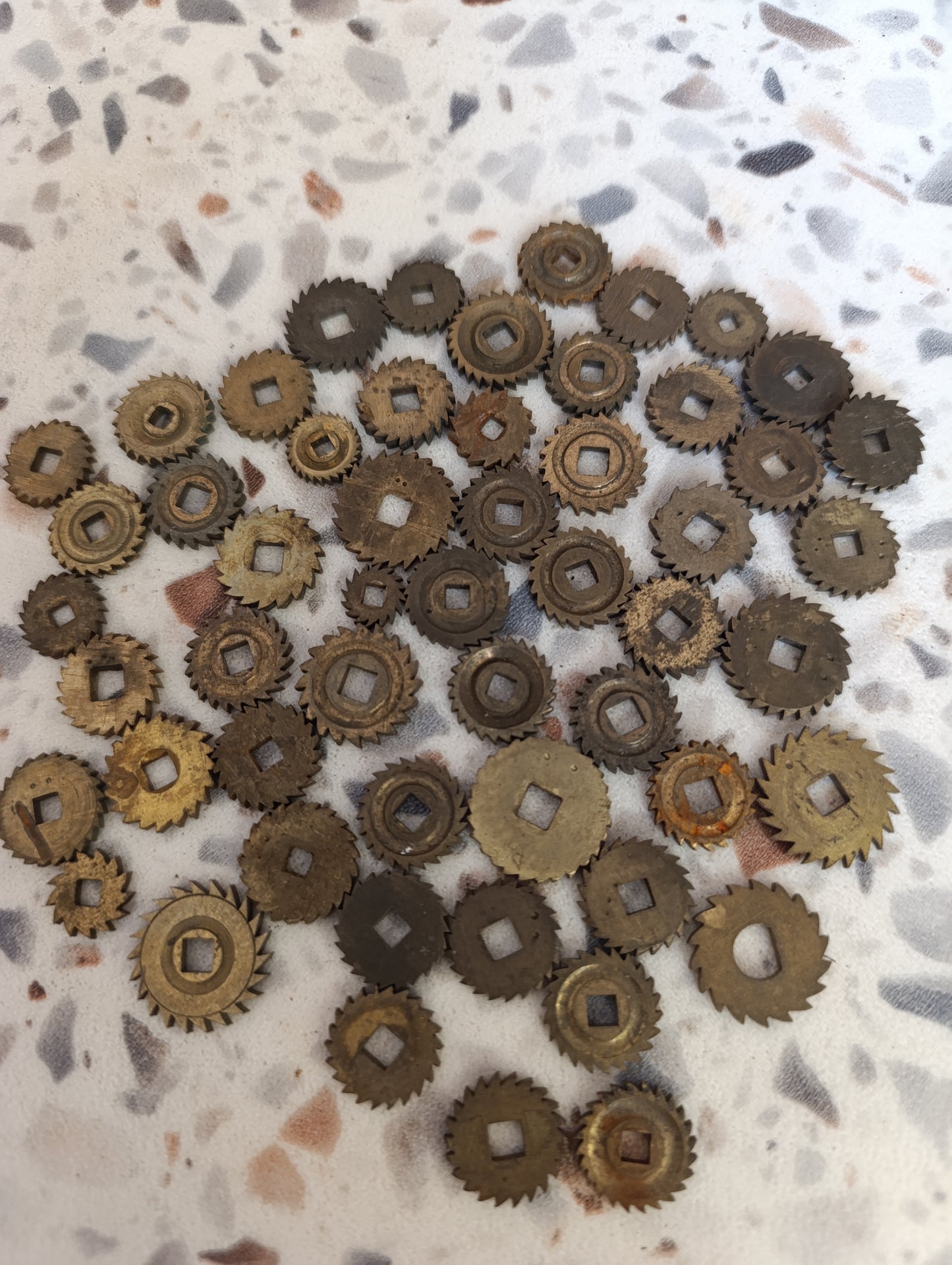 Lot de 51 rochets anciens d'horlogerie en laiton – Pièces détachées pour pendules et horloges