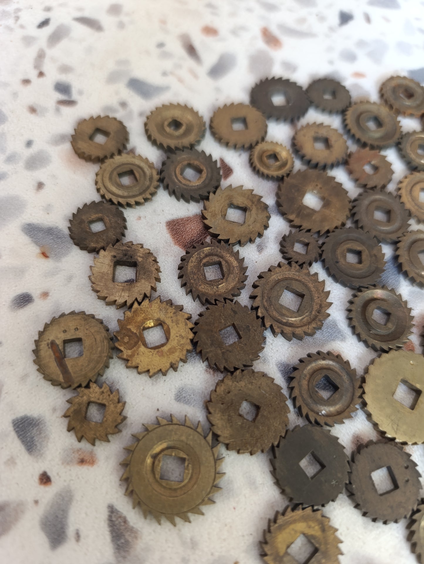 Lot de 51 rochets anciens d'horlogerie en laiton – Pièces détachées pour pendules et horloges