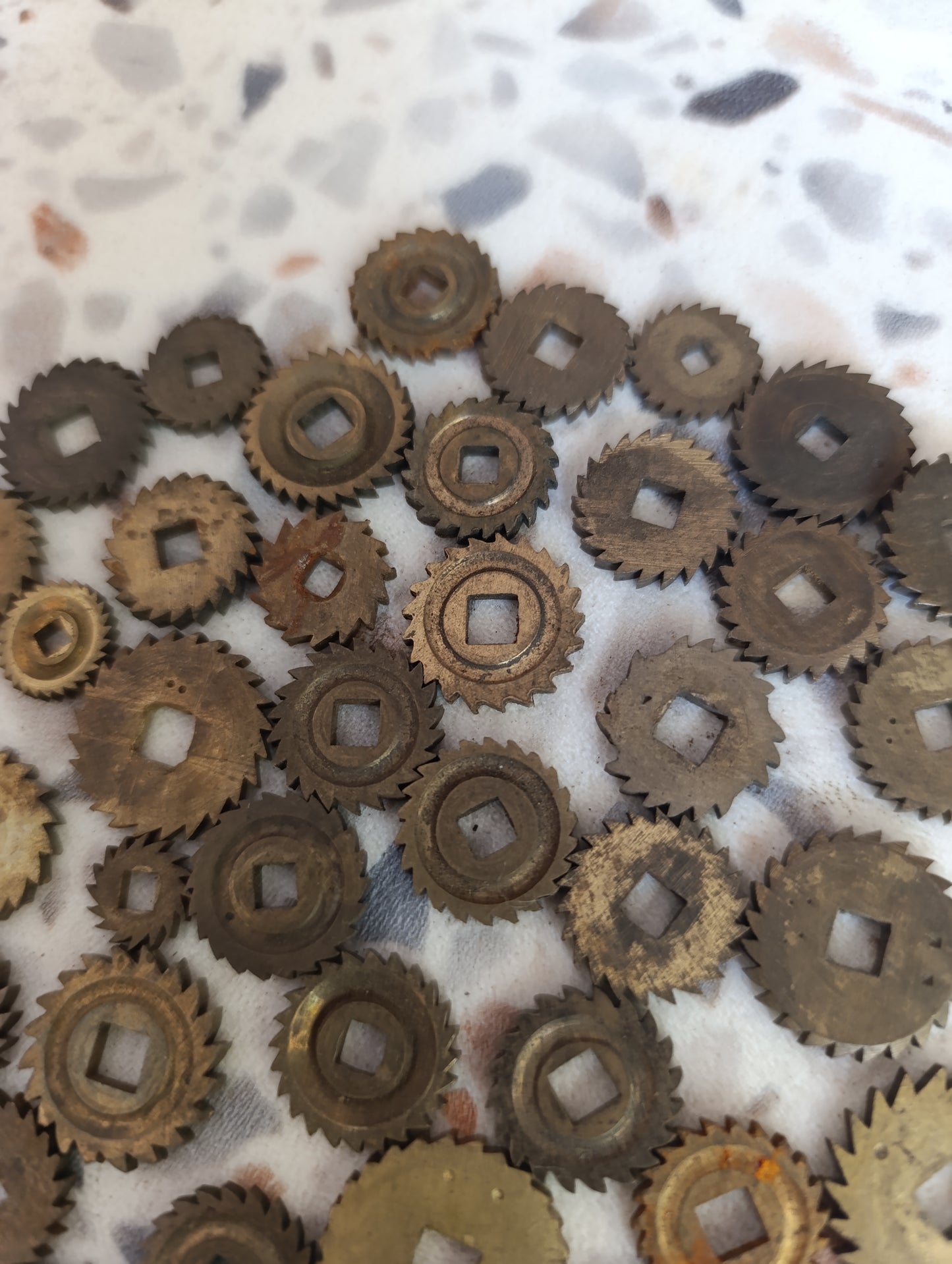 Lot de 51 rochets anciens d'horlogerie en laiton – Pièces détachées pour pendules et horloges