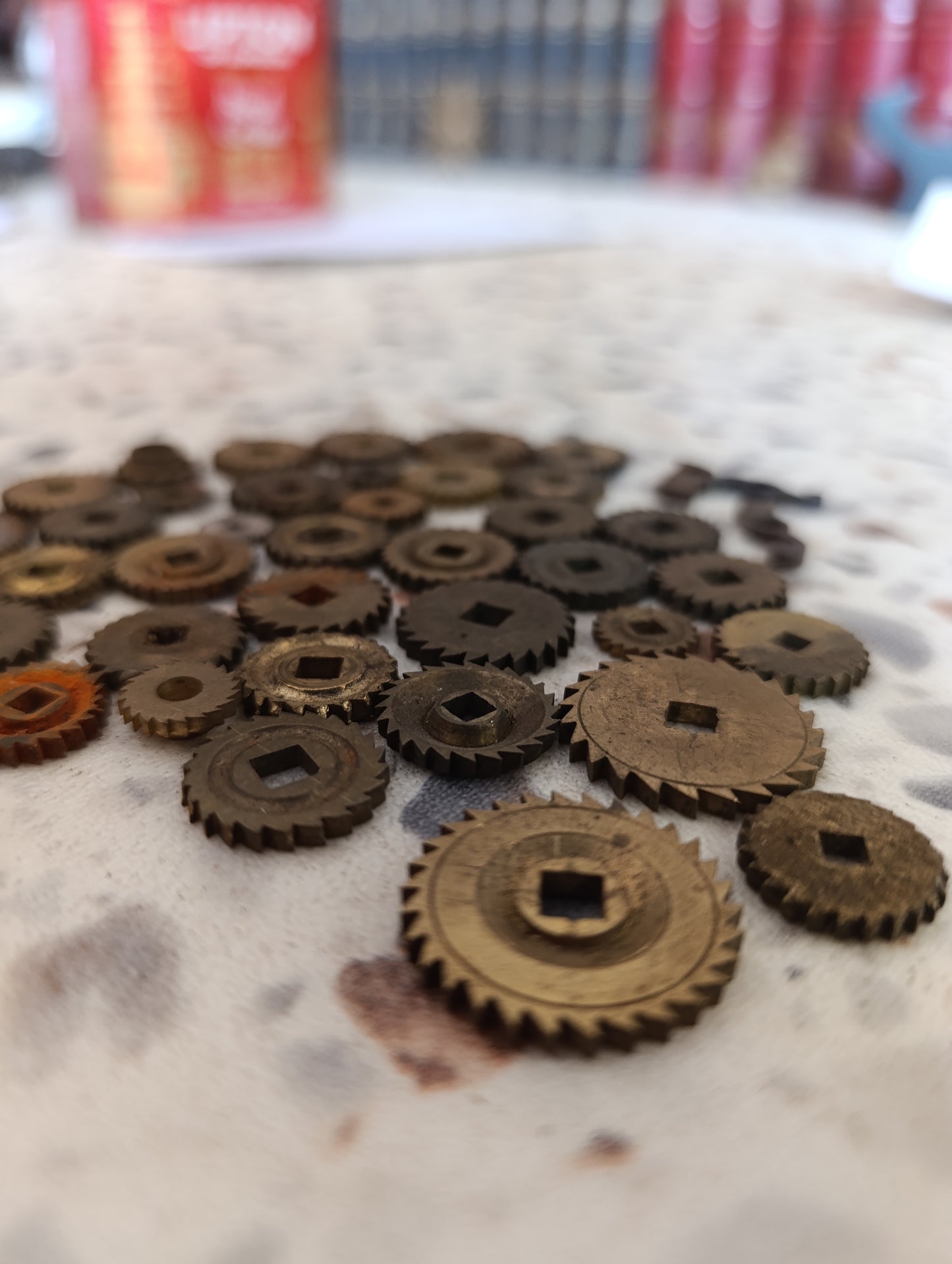 Lot de 38 rochets anciens d'horlogerie en laiton – Pièces détachées pour pendules et horloges