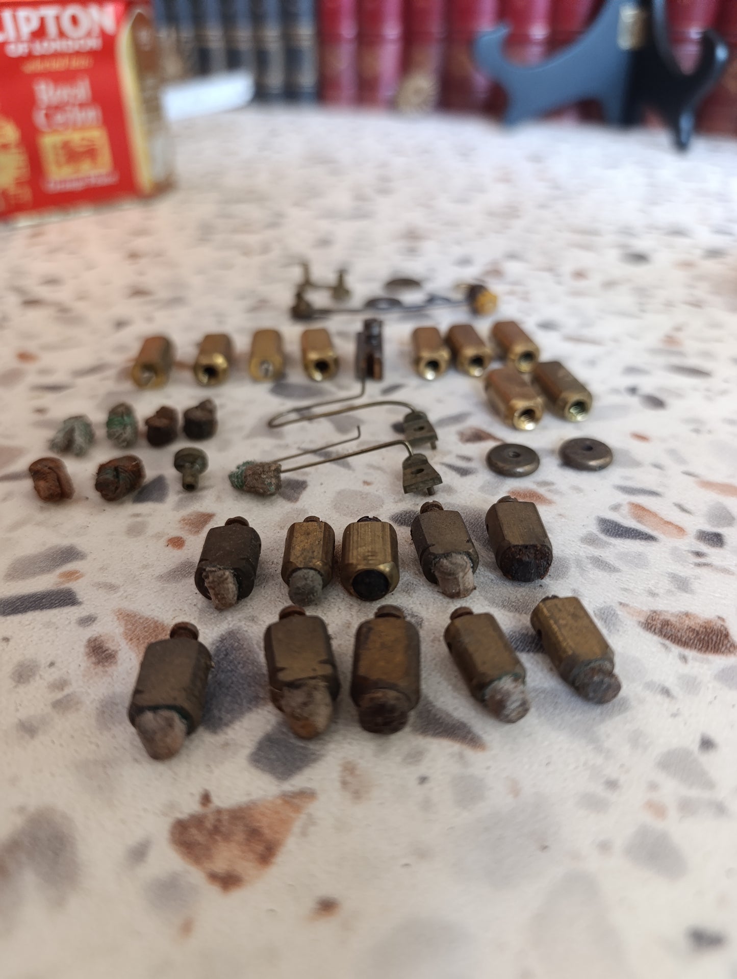 Lot de pièces détachées anciennes d'horlogerie en laiton – Marteaux, entretoises, ressorts et composants divers