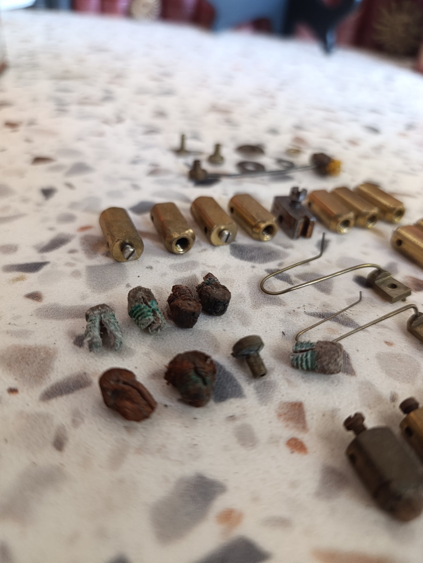 Lot de pièces détachées anciennes d'horlogerie en laiton – Marteaux, entretoises, ressorts et composants divers