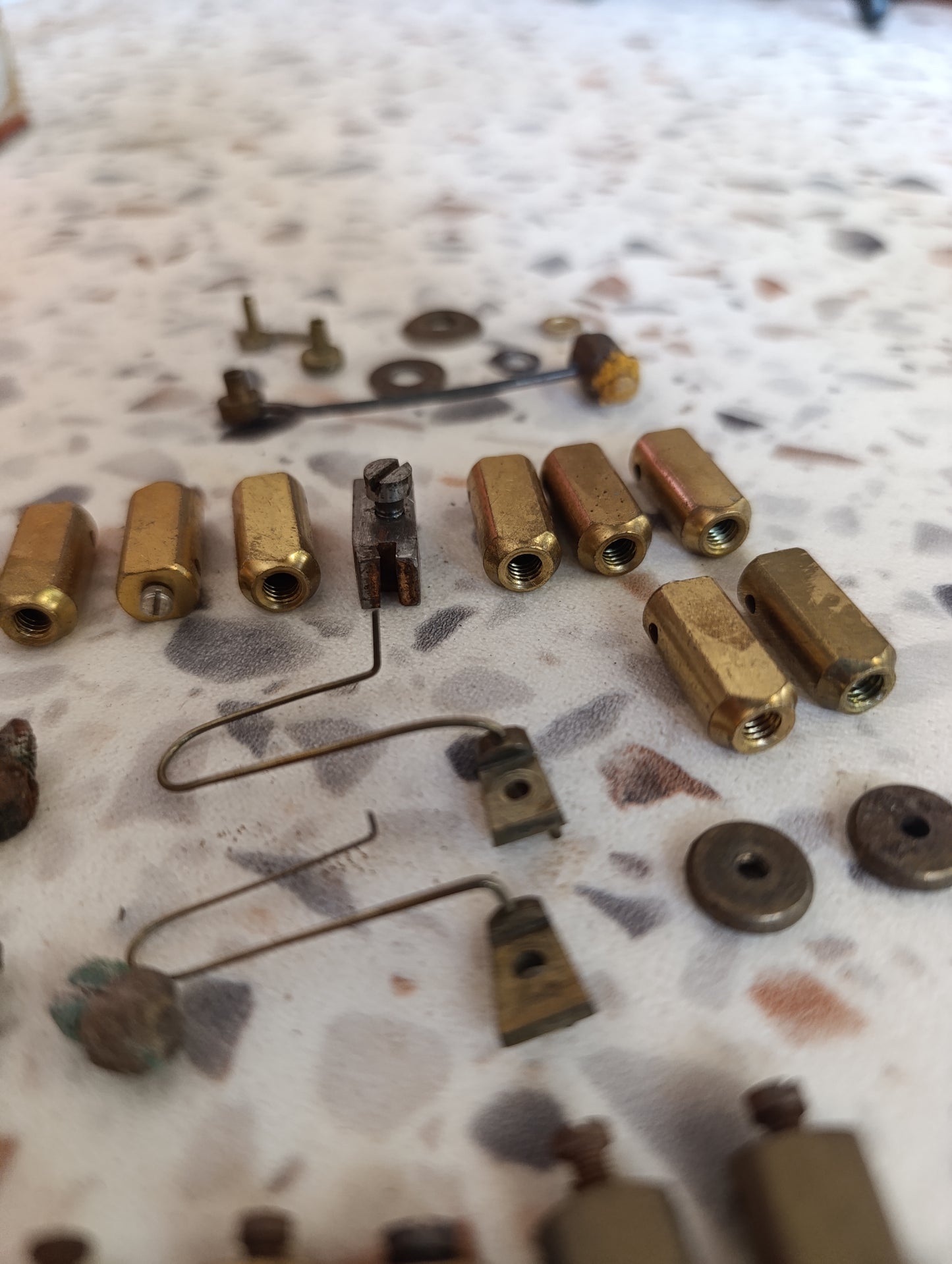 Lot de pièces détachées anciennes d'horlogerie en laiton – Marteaux, entretoises, ressorts et composants divers