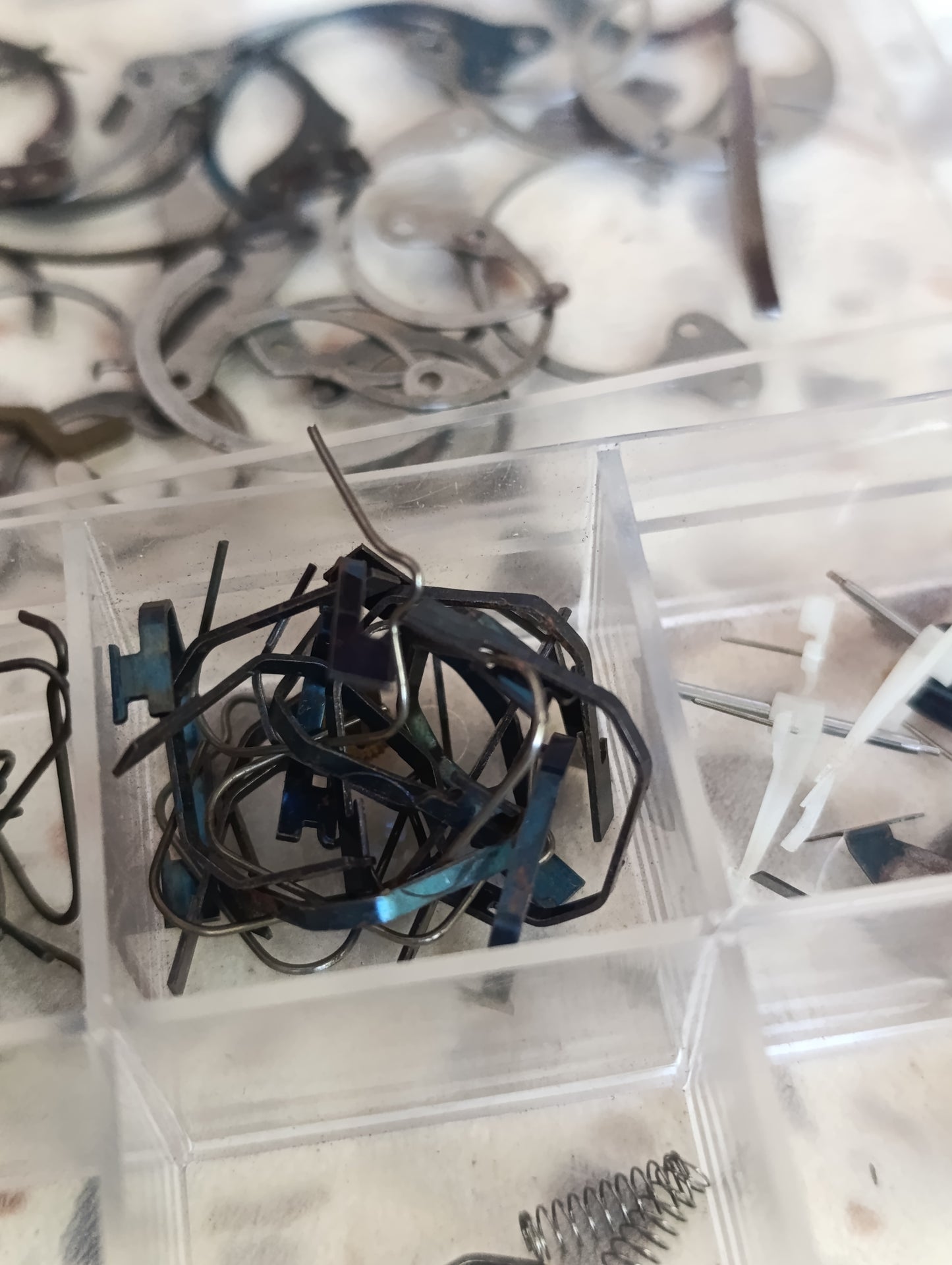 Lot de pièces détachées pour réveils et horlogerie BERGEON Swiss Made – Ressorts, axes, goupilles et composants assortis