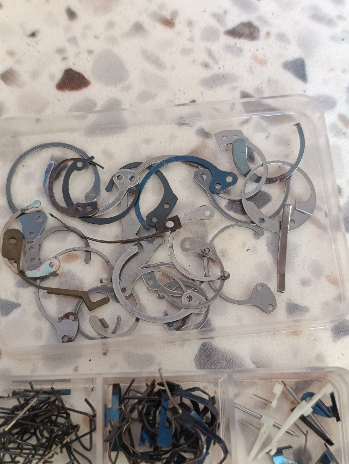 Lot de pièces détachées pour réveils et horlogerie BERGEON Swiss Made – Ressorts, axes, goupilles et composants assortis