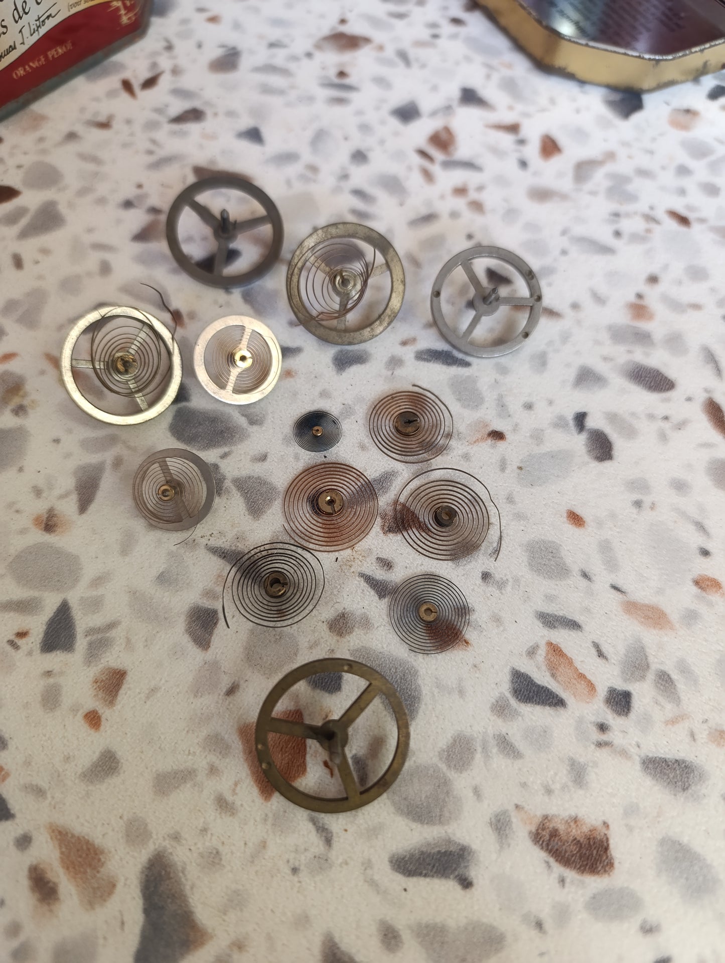Boîte ancienne E.A.M. assortiment de 33 spiraux pour réveils Bijoux horlogerie pièces détachées