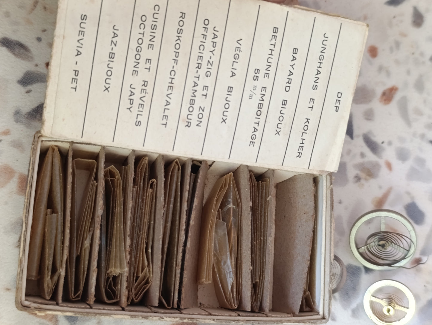 Boîte ancienne E.A.M. assortiment de 33 spiraux pour réveils Bijoux horlogerie pièces détachées