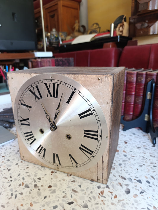 Mouvement d'horloge ancienne avec cadran aluminium chiffres romains et caisse en bois à restaurer
