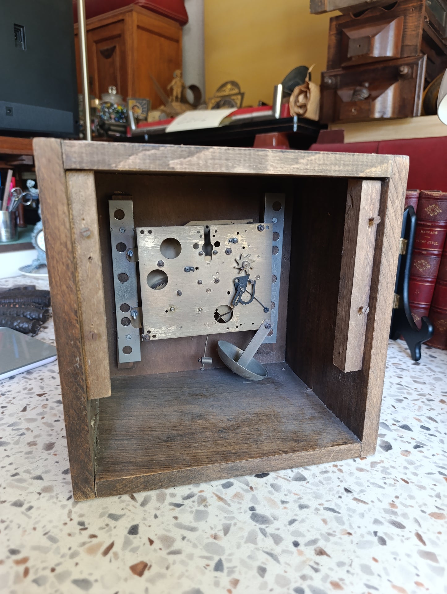 Mouvement d'horloge ancienne avec cadran aluminium chiffres romains et caisse en bois à restaurer