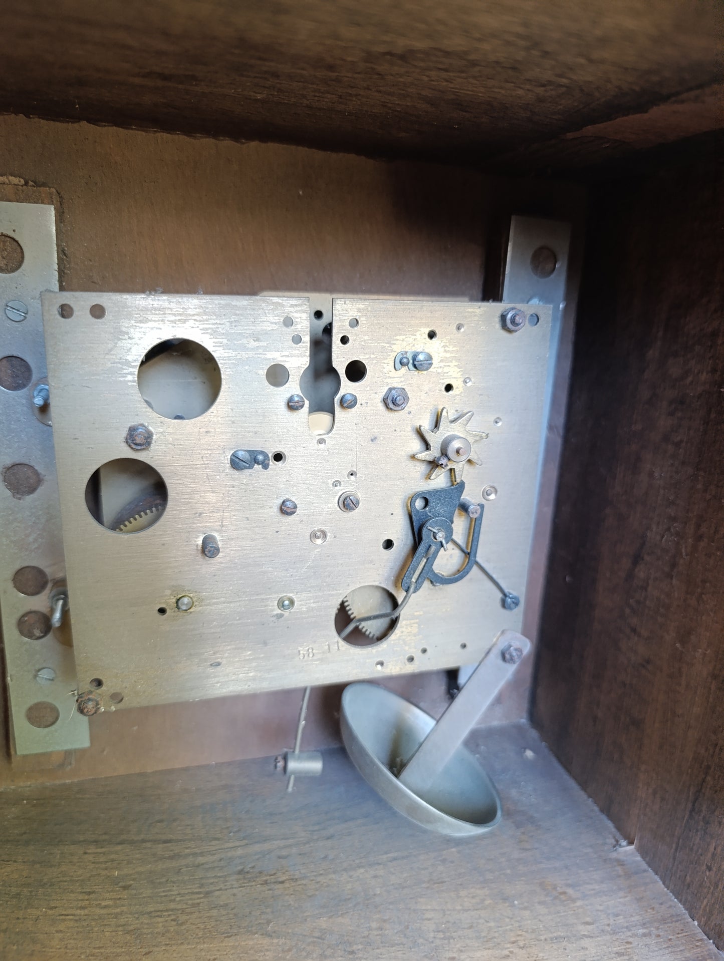 Mouvement d'horloge ancienne avec cadran aluminium chiffres romains et caisse en bois à restaurer