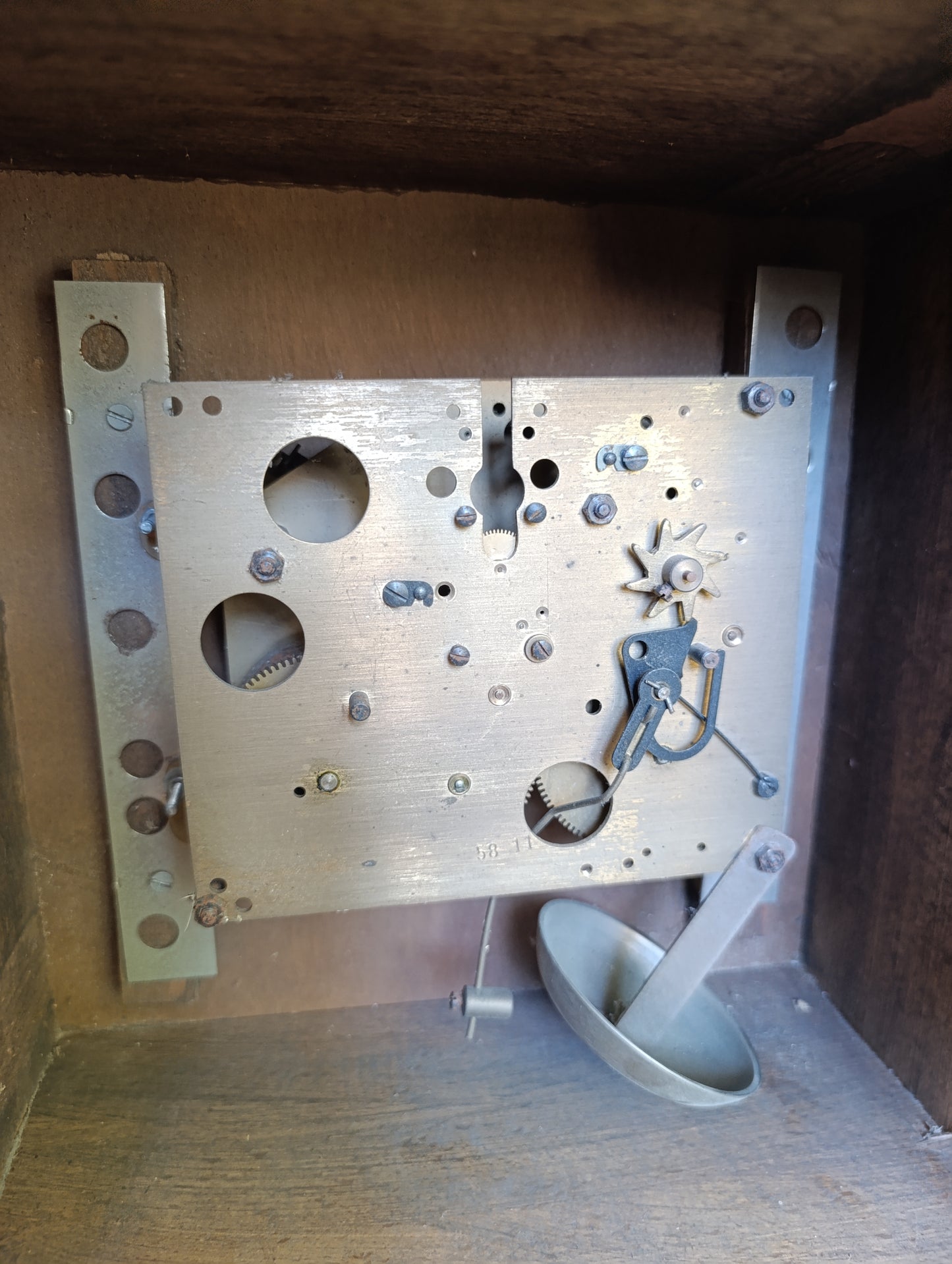 Mouvement d'horloge ancienne avec cadran aluminium chiffres romains et caisse en bois à restaurer