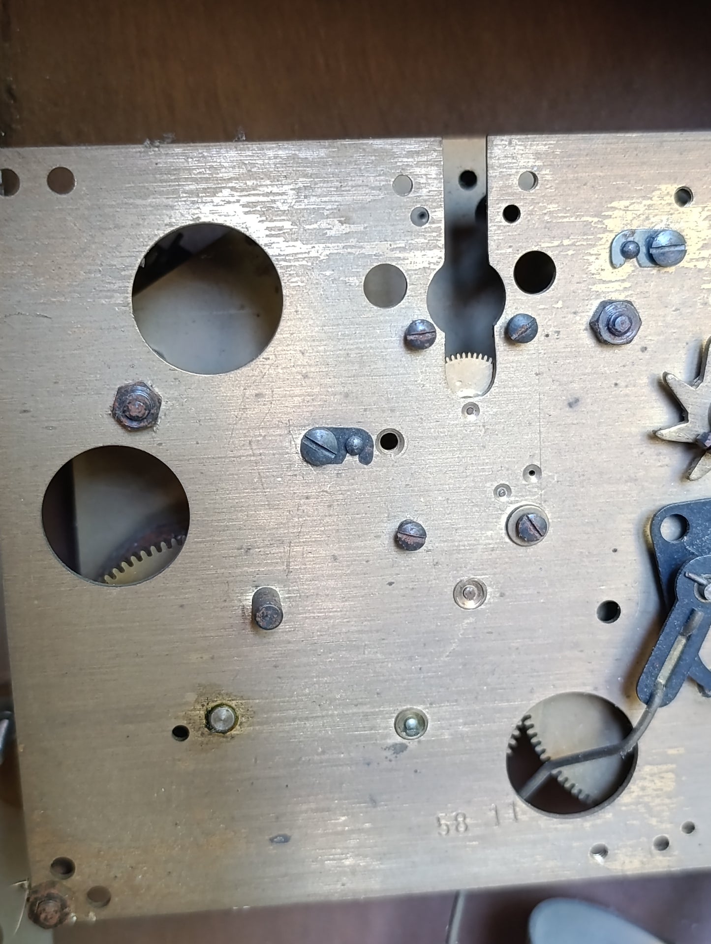 Mouvement d'horloge ancienne avec cadran aluminium chiffres romains et caisse en bois à restaurer