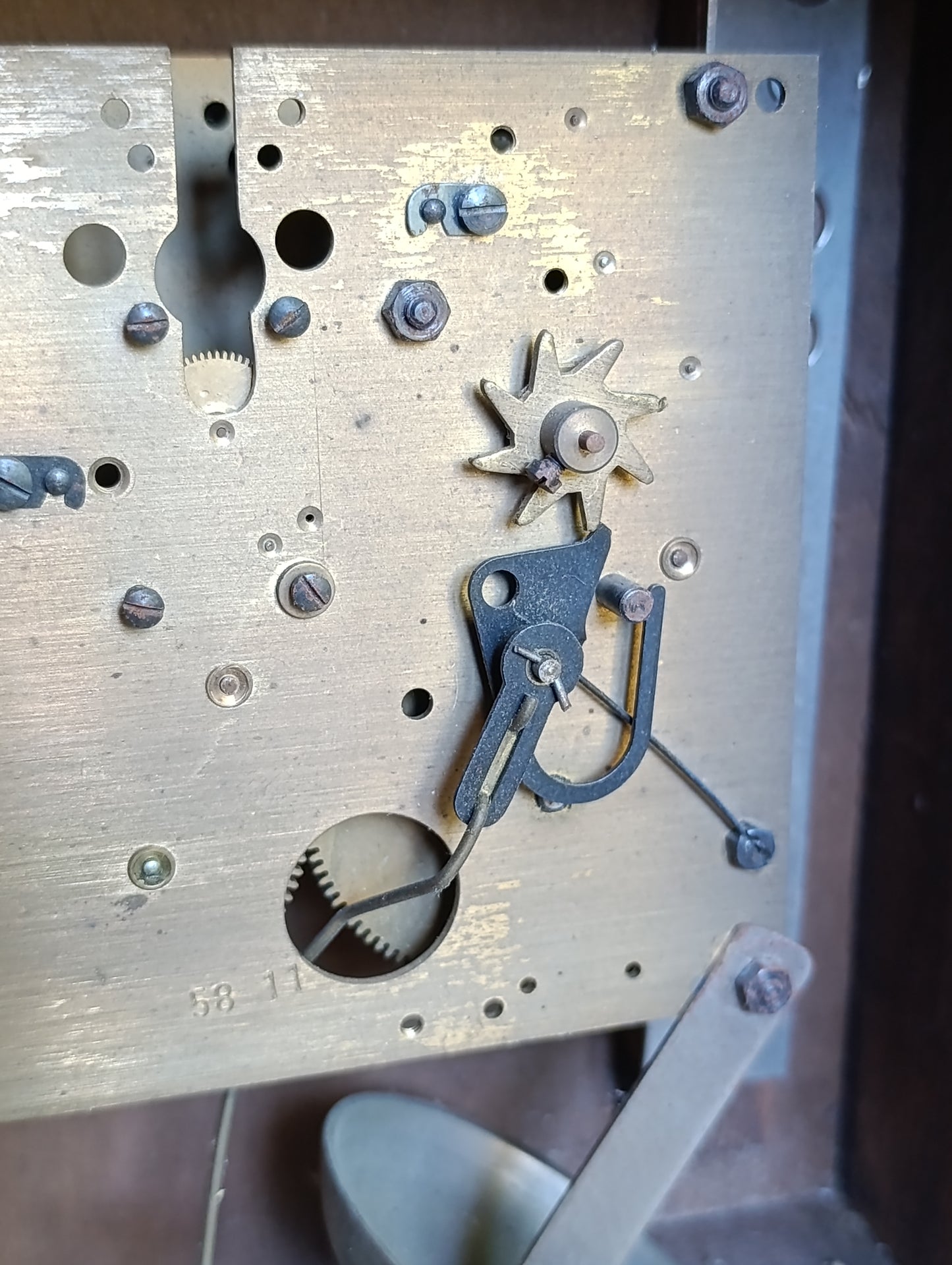 Mouvement d'horloge ancienne avec cadran aluminium chiffres romains et caisse en bois à restaurer