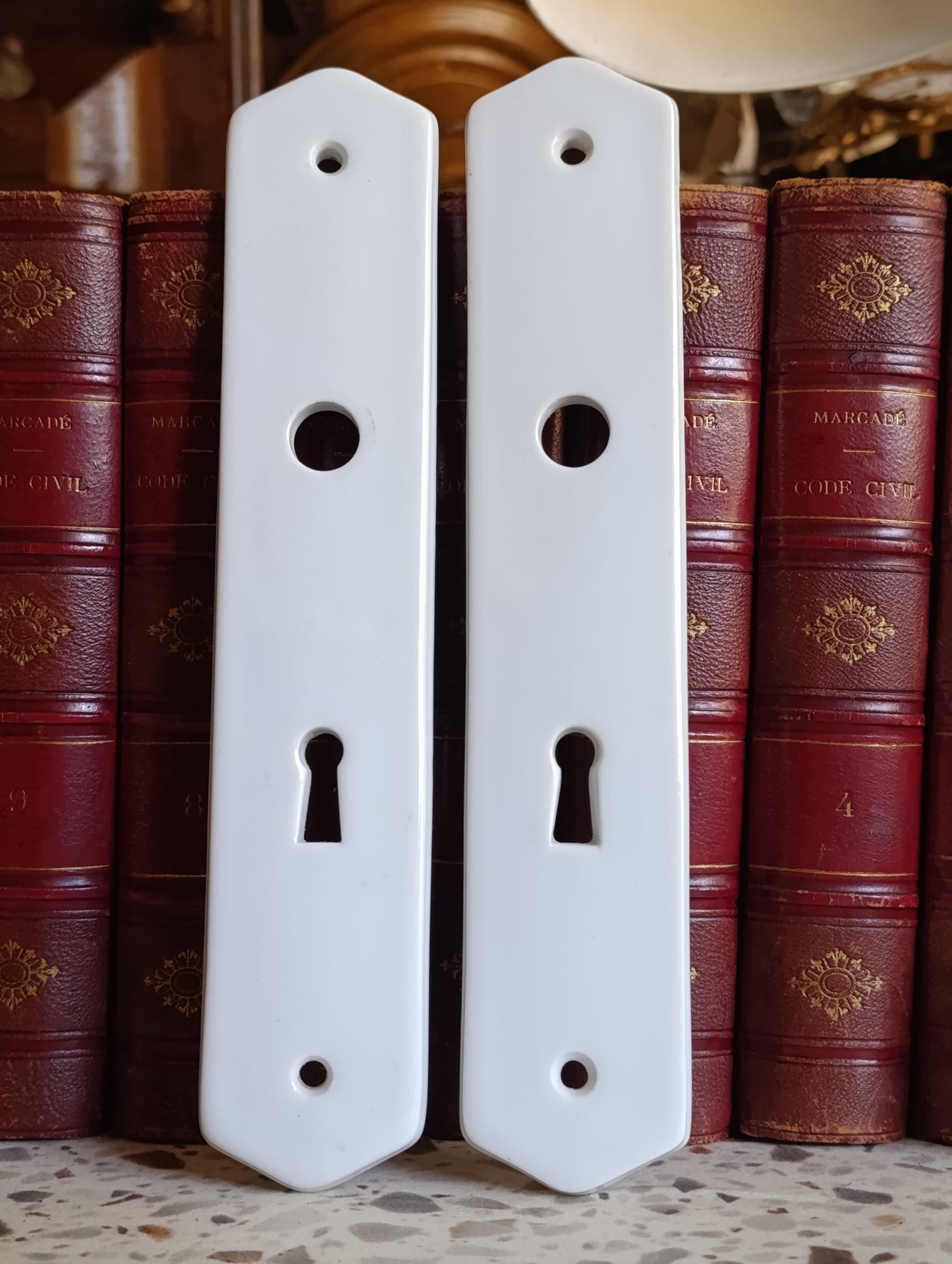 Paire de plaques de propreté anciennes en porcelaine blanche J.M. Made in France – Entrée de serrure