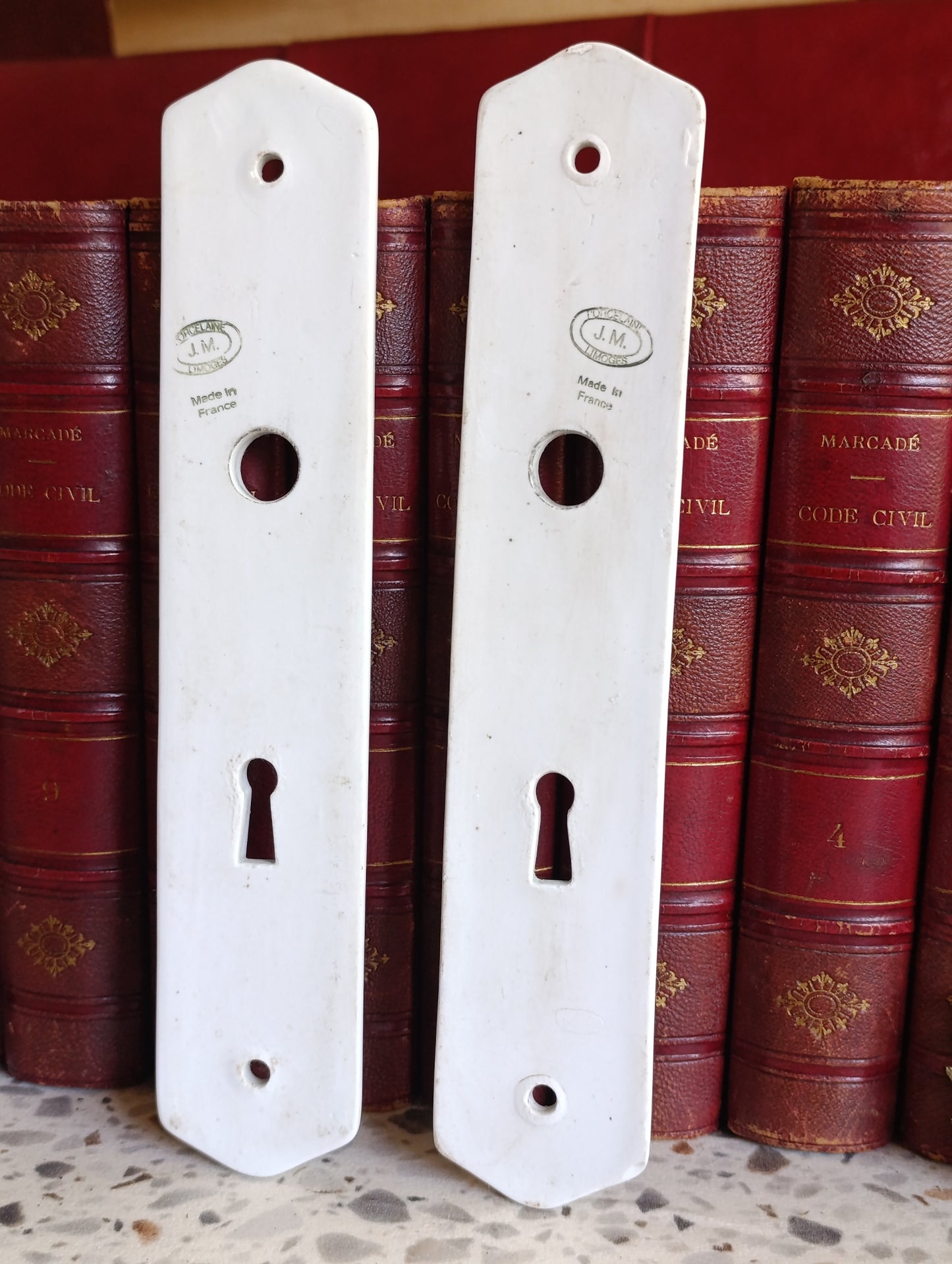 Paire de plaques de propreté anciennes en porcelaine blanche J.M. Made in France – Entrée de serrure