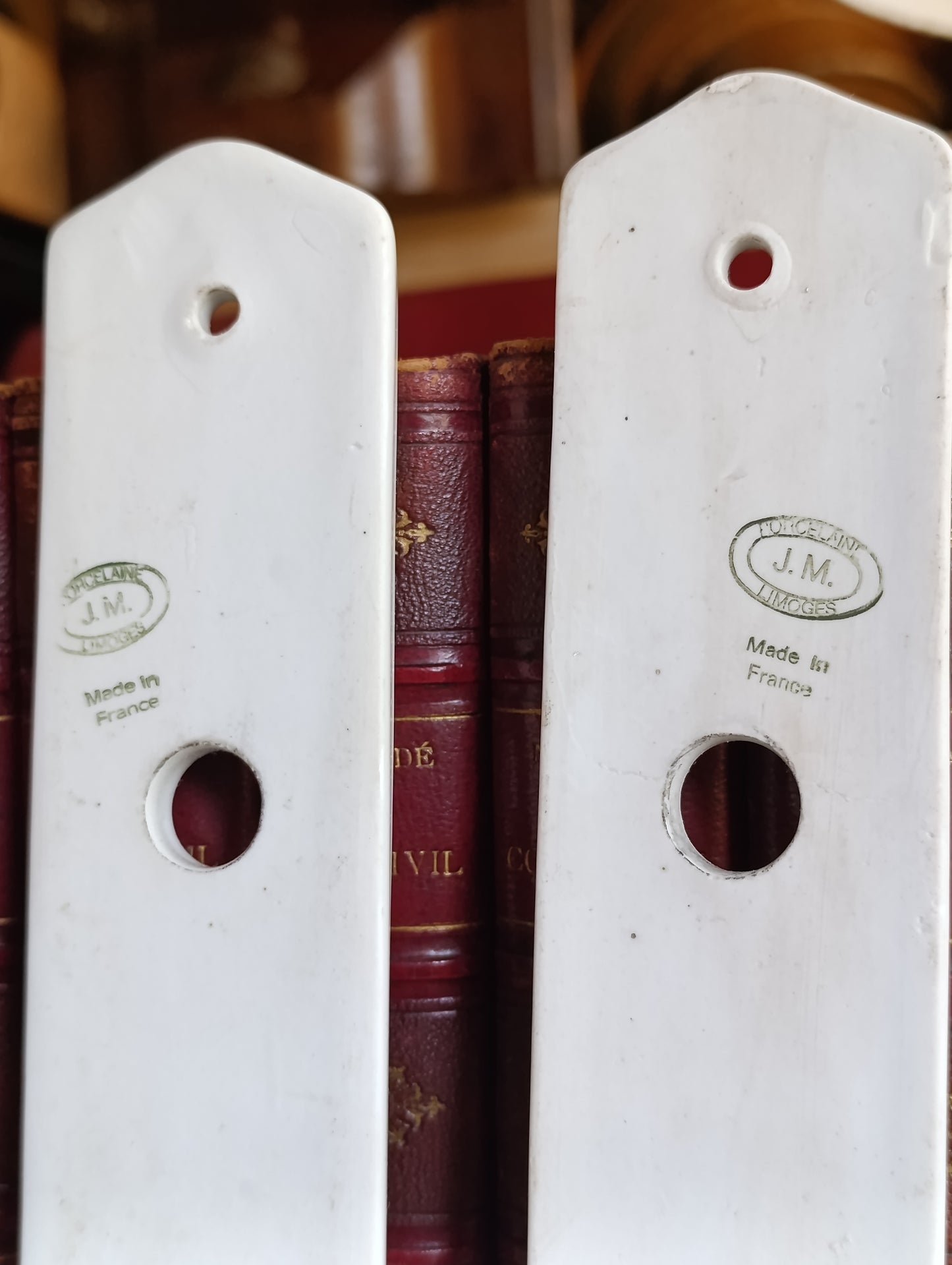 Paire de plaques de propreté anciennes en porcelaine blanche J.M. Made in France – Entrée de serrure