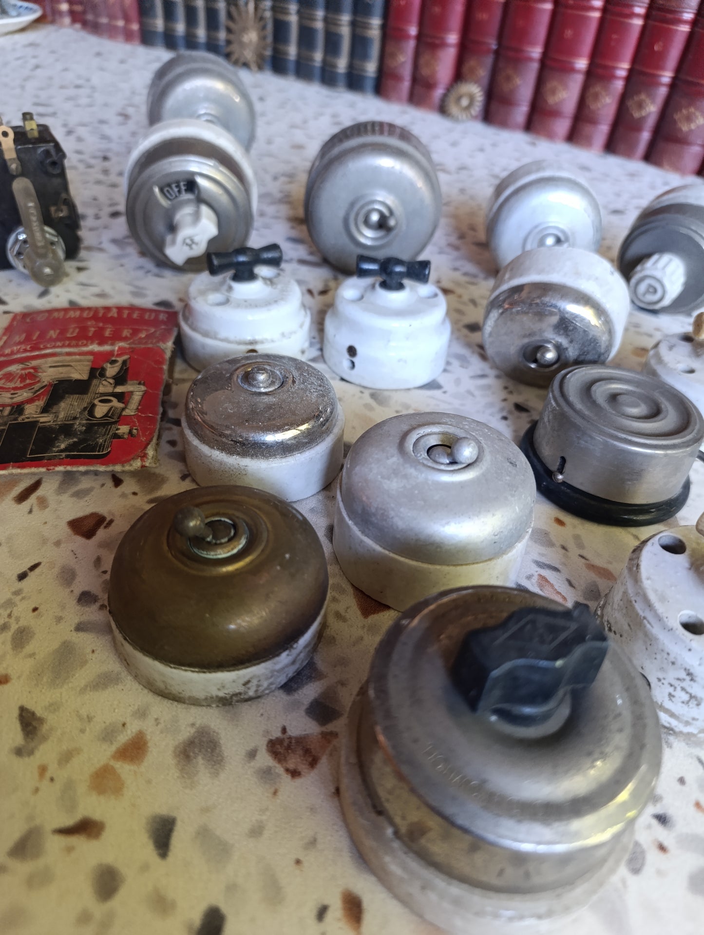 Lot de 16 interrupteurs, boutons poussoirs et commutateurs électriques anciens en porcelaine