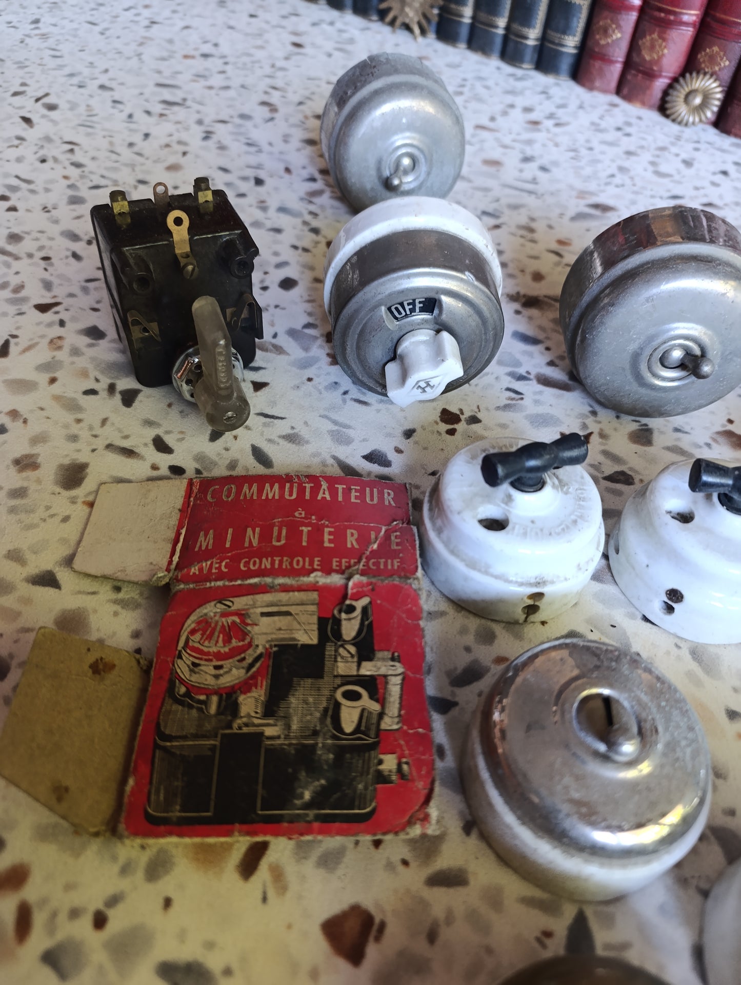 Lot de 16 interrupteurs, boutons poussoirs et commutateurs électriques anciens en porcelaine