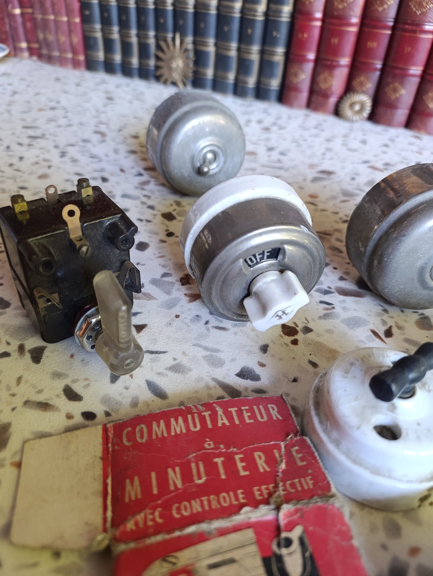 Lot de 16 interrupteurs, boutons poussoirs et commutateurs électriques anciens en porcelaine