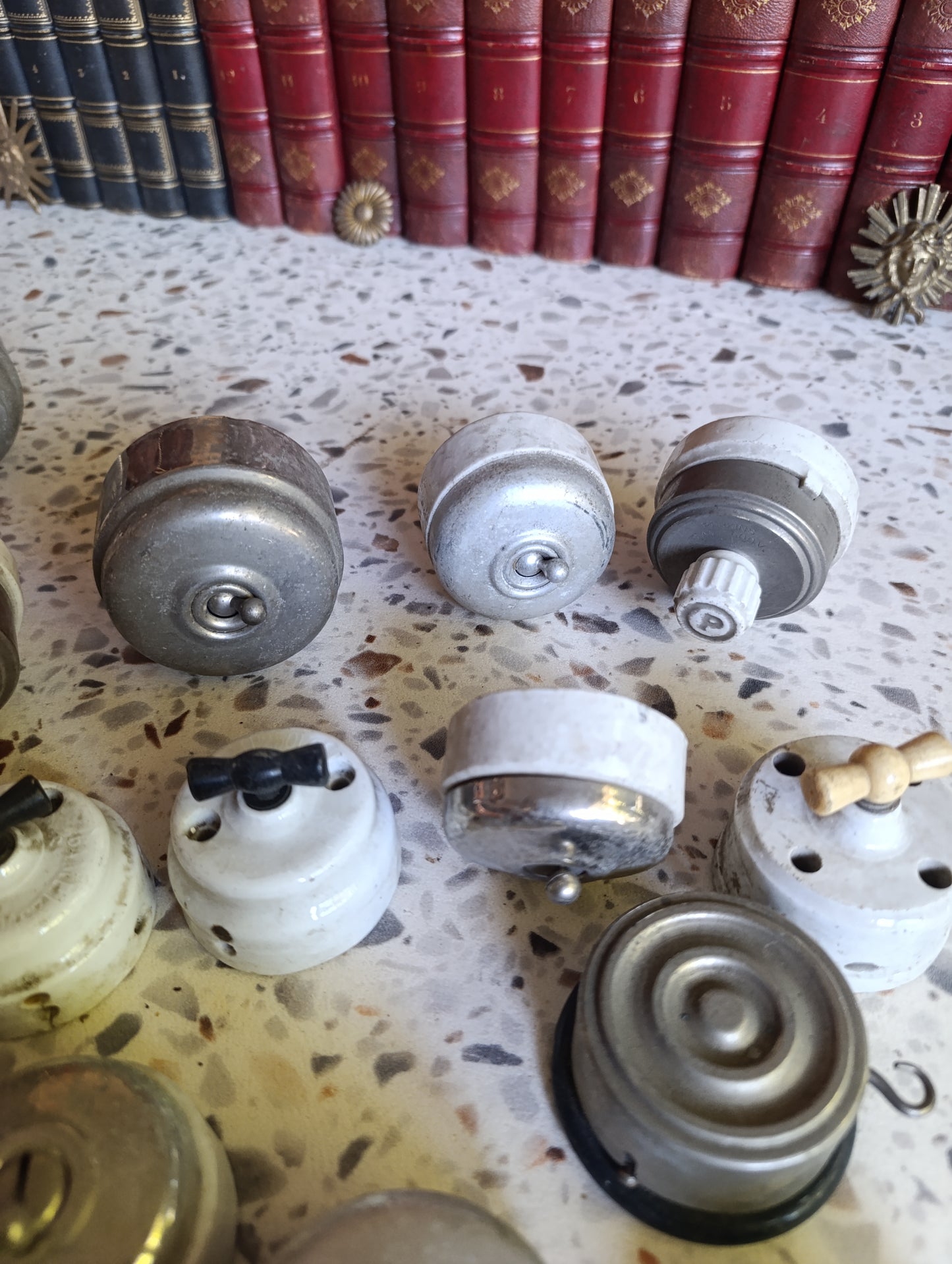 Lot de 16 interrupteurs, boutons poussoirs et commutateurs électriques anciens en porcelaine