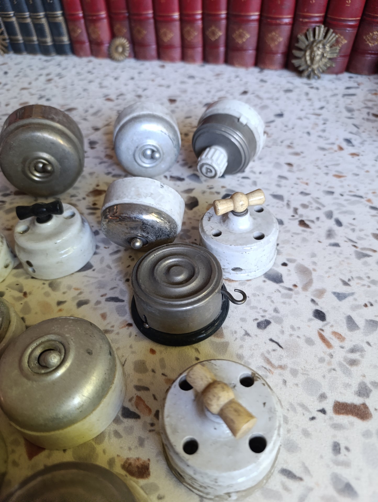 Lot de 16 interrupteurs, boutons poussoirs et commutateurs électriques anciens en porcelaine