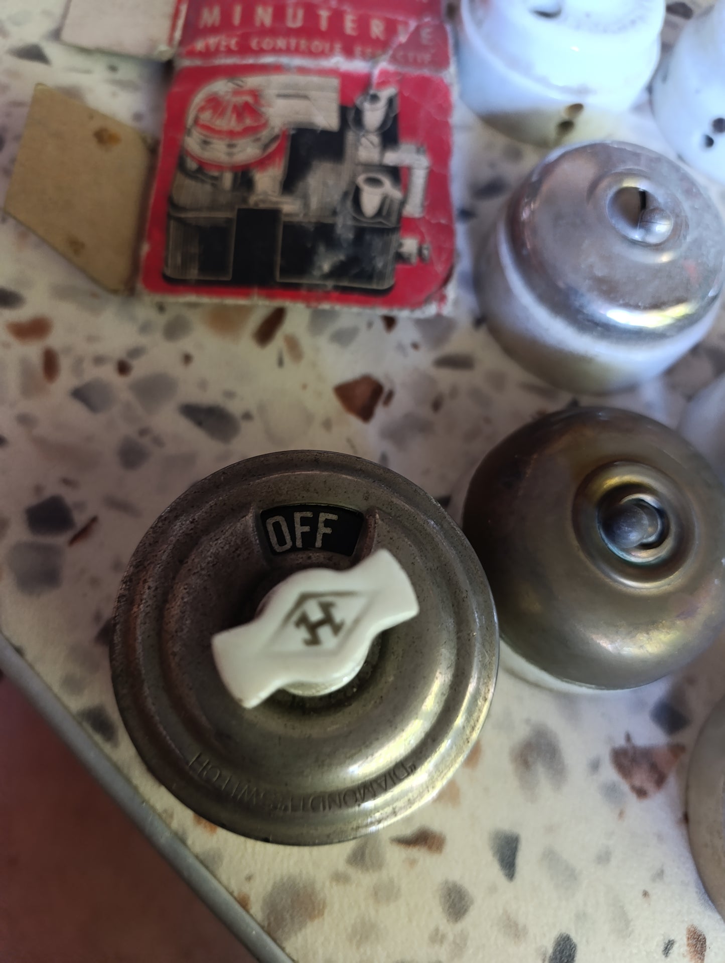 Lot de 16 interrupteurs, boutons poussoirs et commutateurs électriques anciens en porcelaine