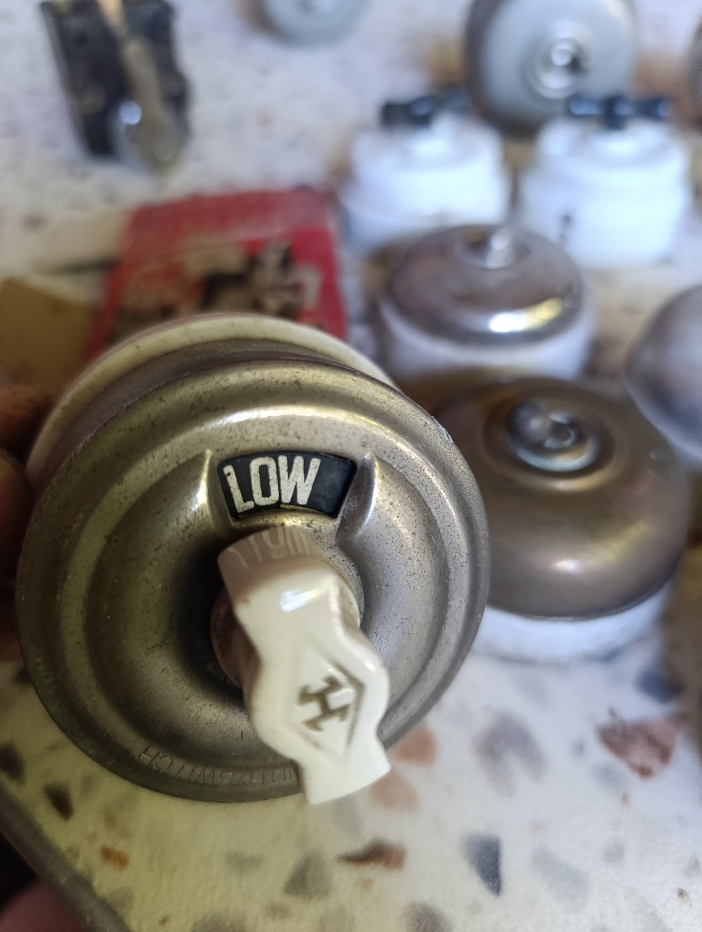 Lot de 16 interrupteurs, boutons poussoirs et commutateurs électriques anciens en porcelaine