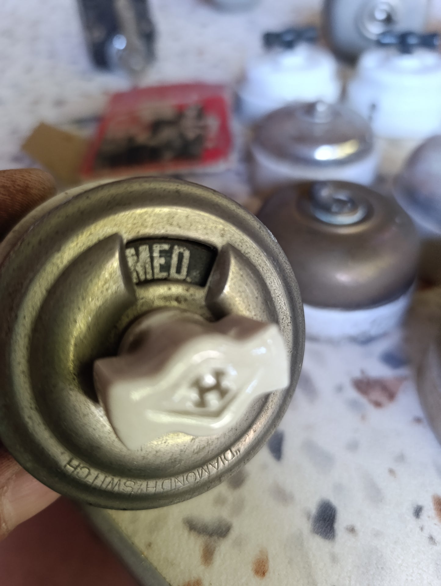 Lot de 16 interrupteurs, boutons poussoirs et commutateurs électriques anciens en porcelaine