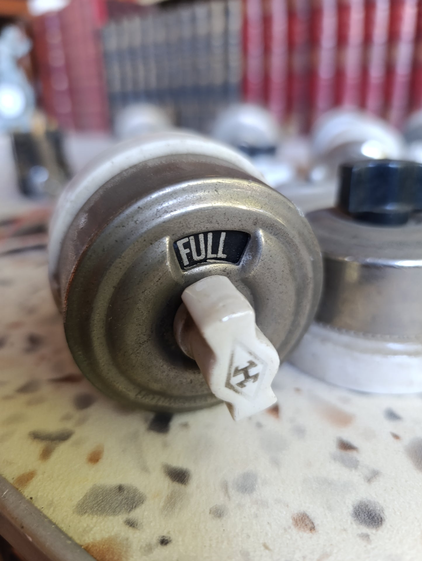 Lot de 16 interrupteurs, boutons poussoirs et commutateurs électriques anciens en porcelaine