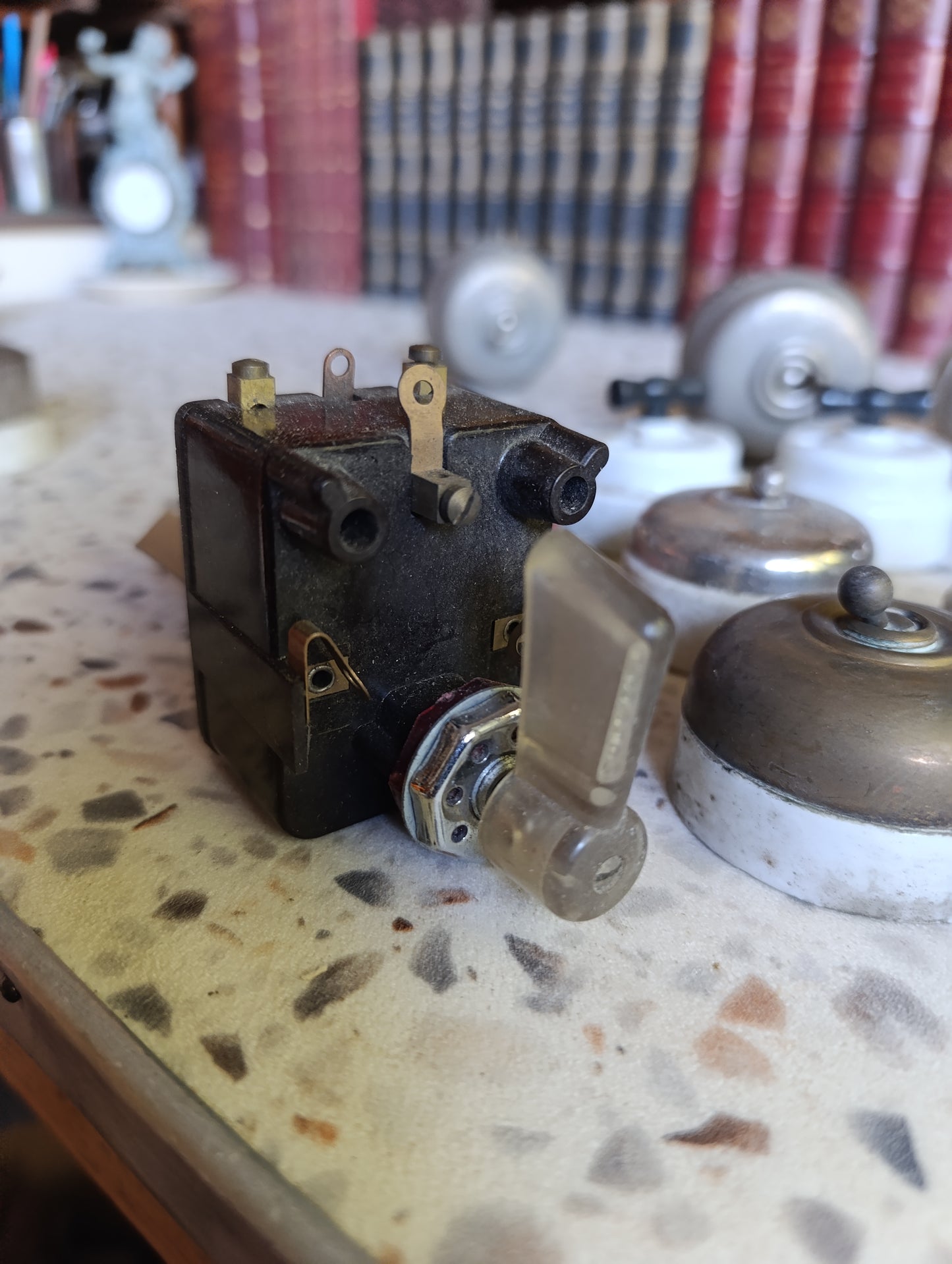 Lot de 16 interrupteurs, boutons poussoirs et commutateurs électriques anciens en porcelaine