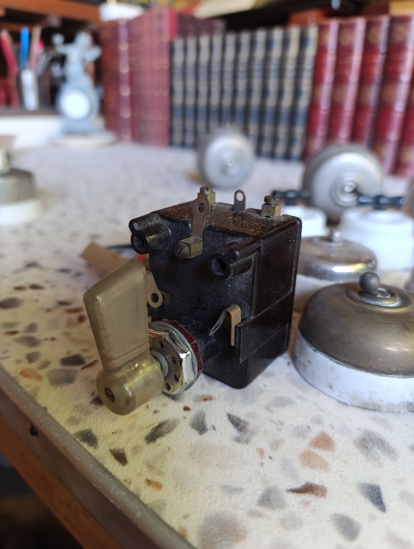 Lot de 16 interrupteurs, boutons poussoirs et commutateurs électriques anciens en porcelaine