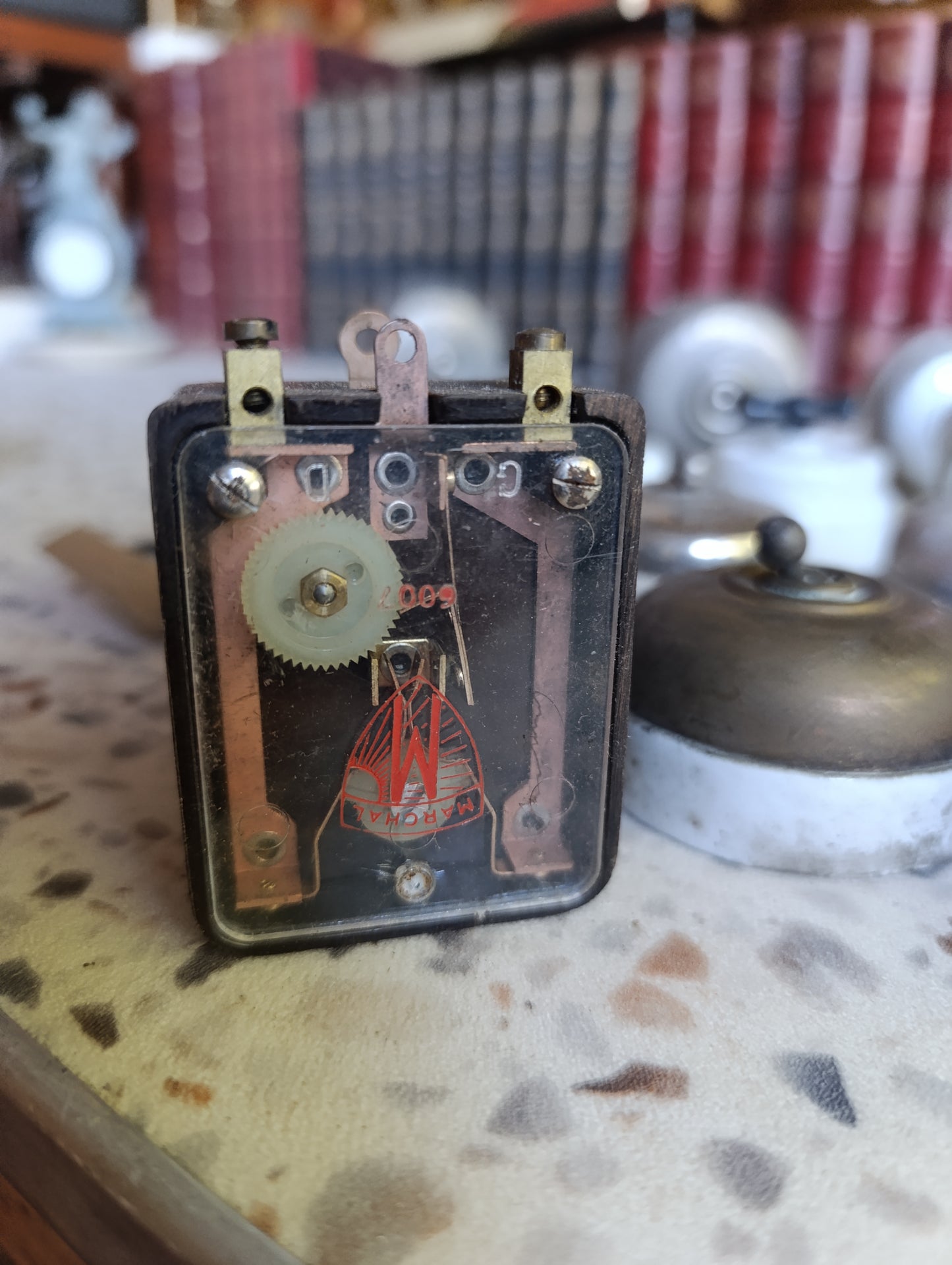 Lot de 16 interrupteurs, boutons poussoirs et commutateurs électriques anciens en porcelaine
