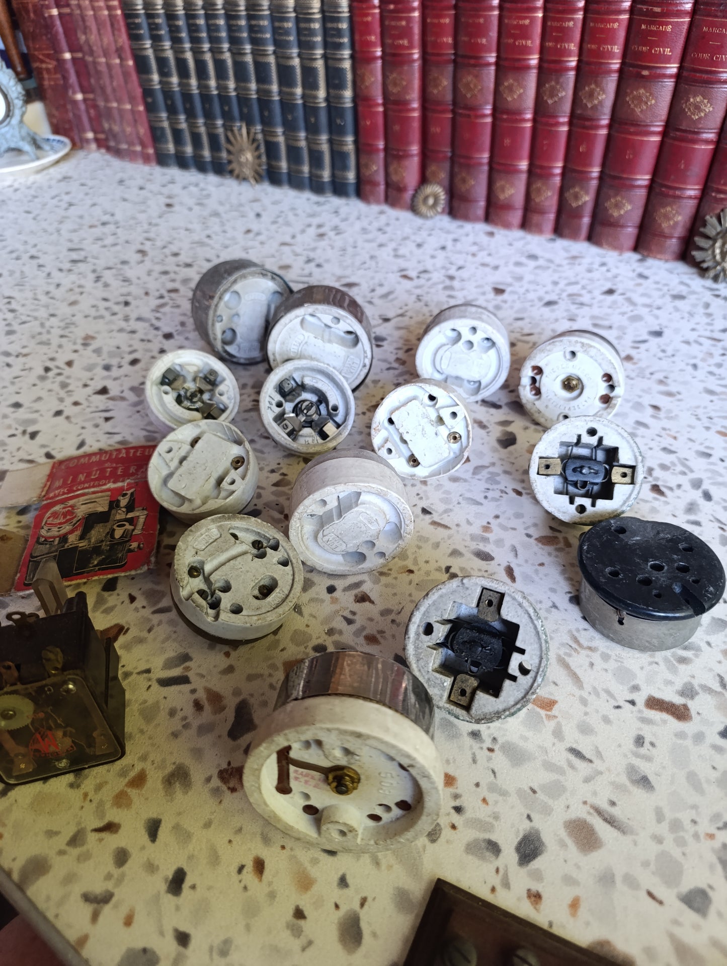Lot de 16 interrupteurs, boutons poussoirs et commutateurs électriques anciens en porcelaine