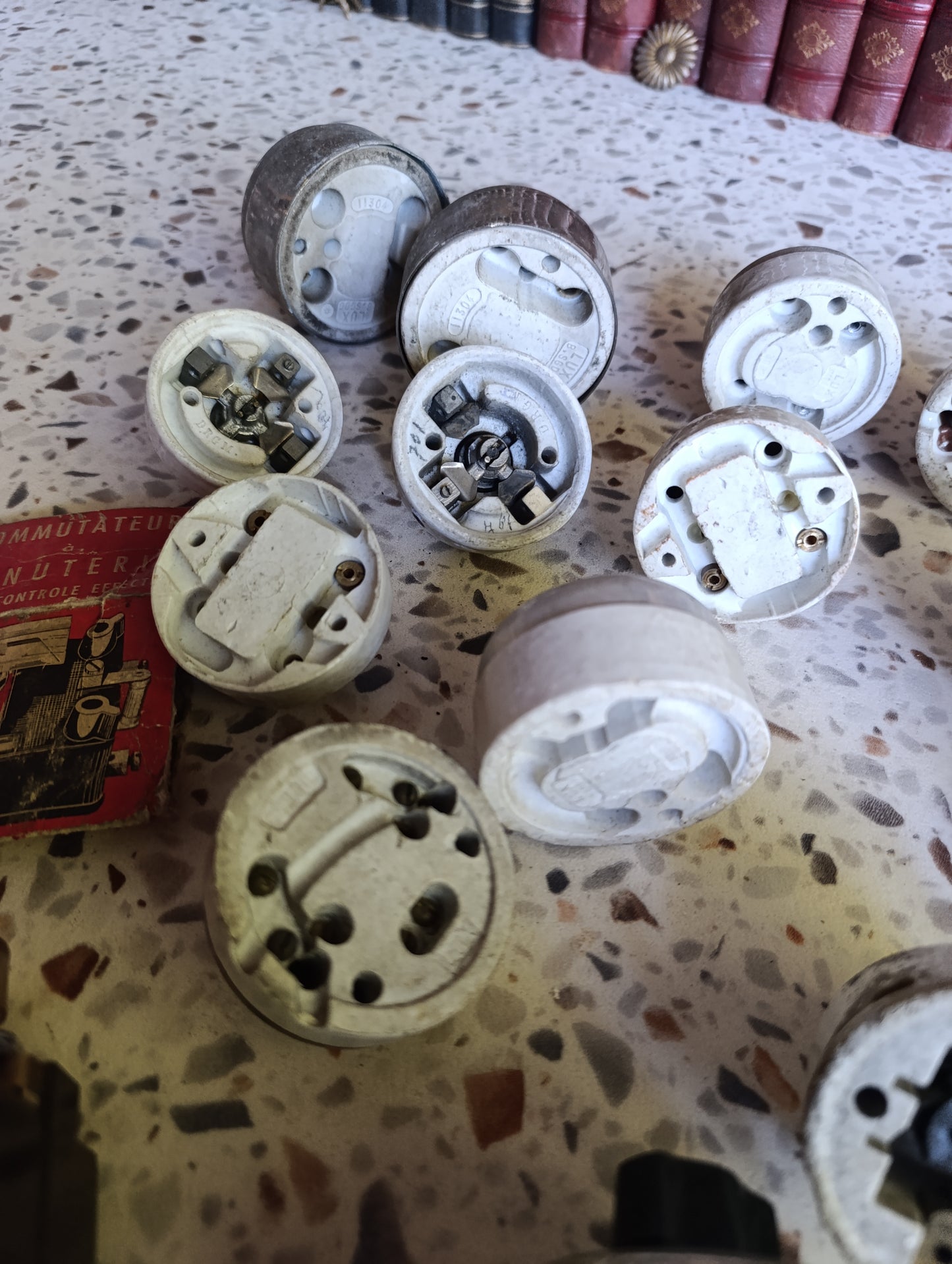 Lot de 16 interrupteurs, boutons poussoirs et commutateurs électriques anciens en porcelaine