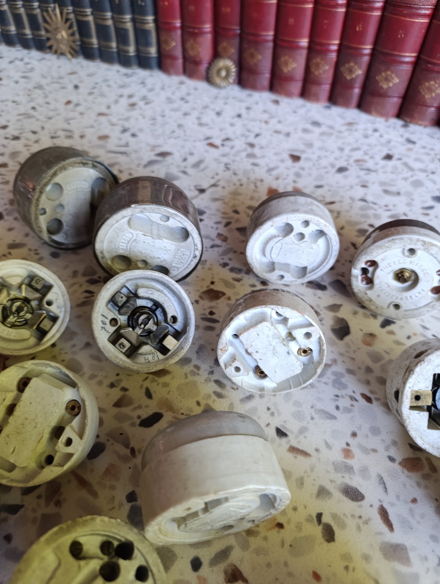 Lot de 16 interrupteurs, boutons poussoirs et commutateurs électriques anciens en porcelaine