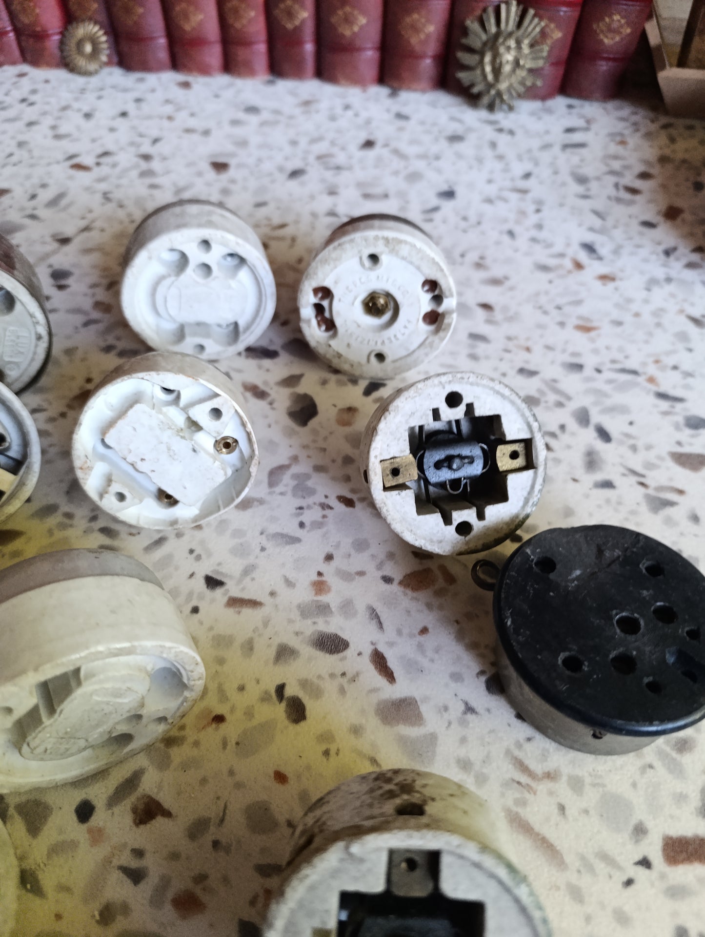 Lot de 16 interrupteurs, boutons poussoirs et commutateurs électriques anciens en porcelaine