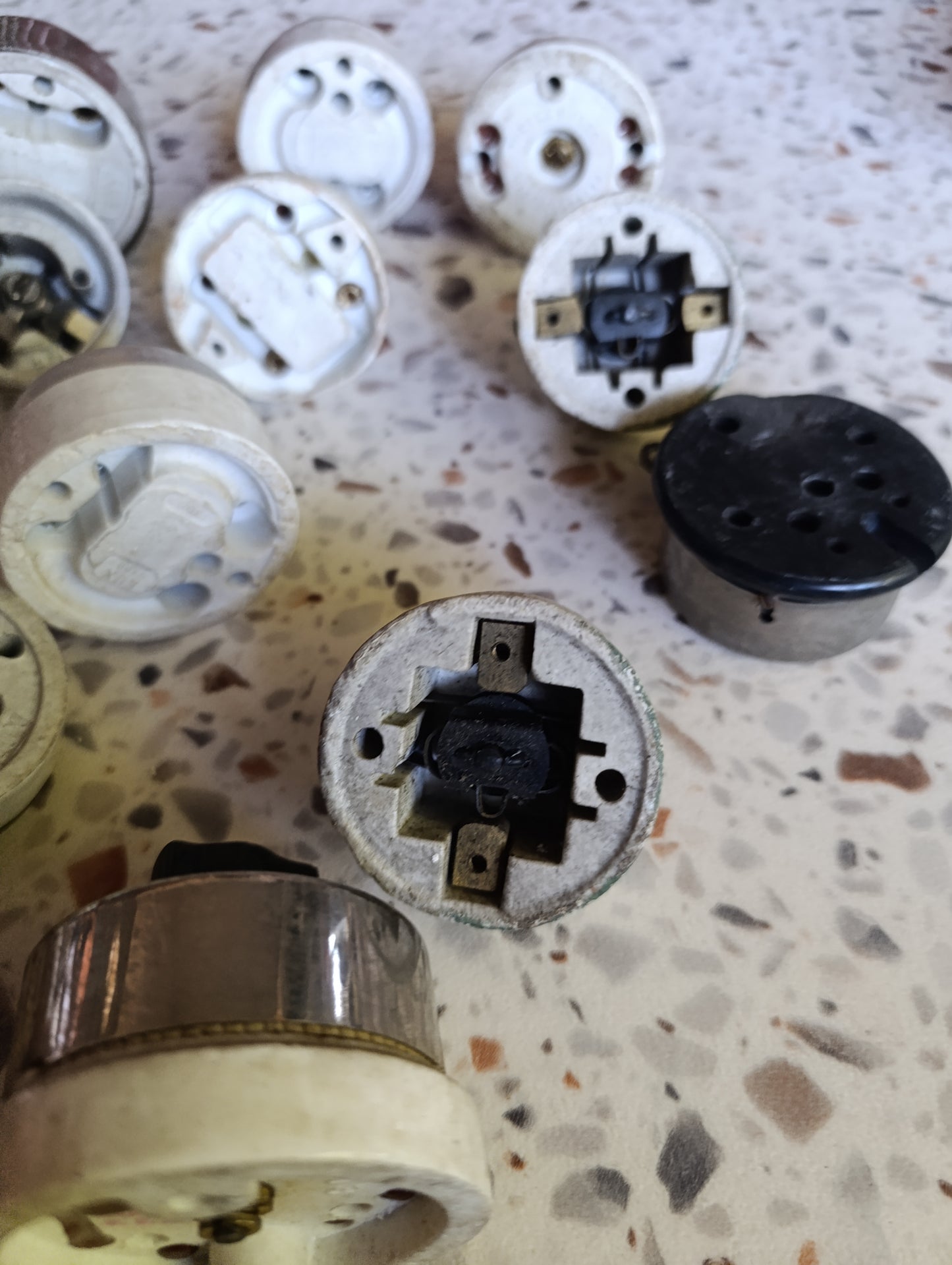 Lot de 16 interrupteurs, boutons poussoirs et commutateurs électriques anciens en porcelaine