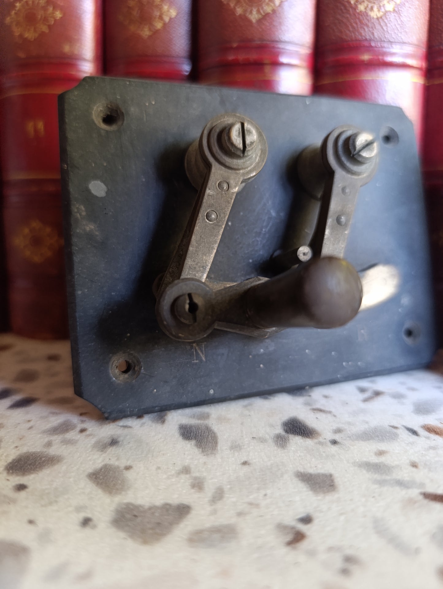 Lot de 2 commutateurs électriques anciens à levier en bakélite et bois – Début XXe siècle