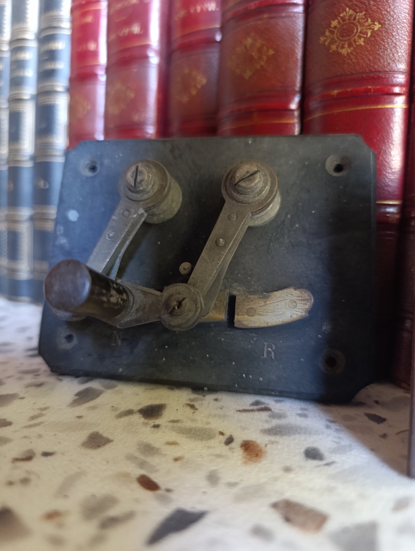 Lot de 2 commutateurs électriques anciens à levier en bakélite et bois – Début XXe siècle