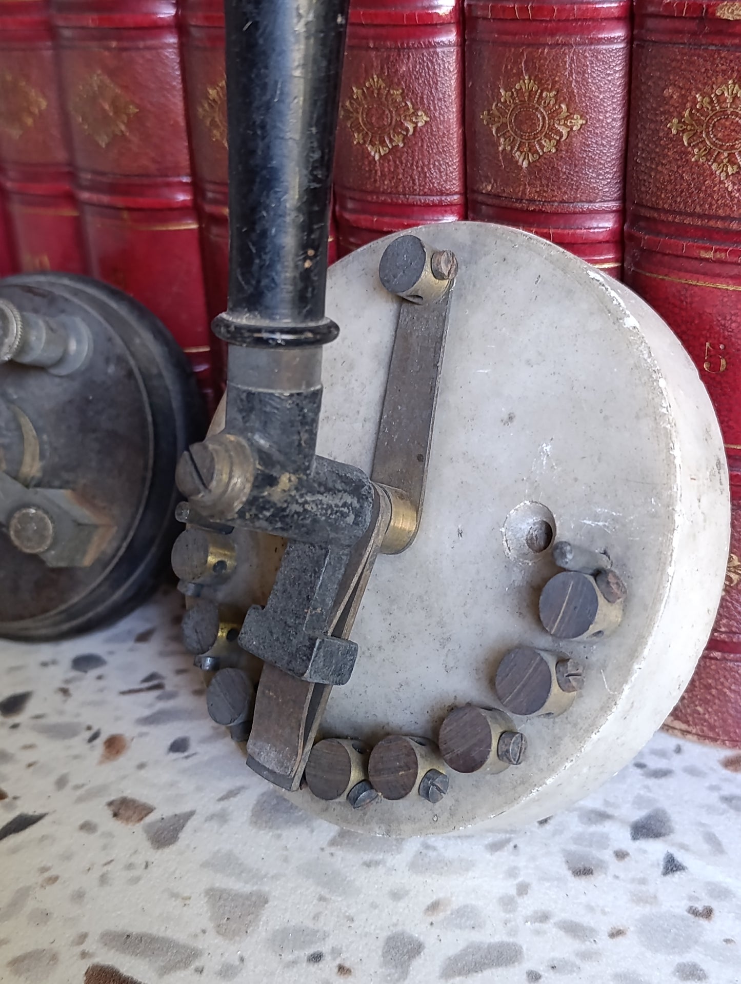 Lot de 2 commutateurs électriques anciens rotatifs et à manette – Bakélite et porcelaine industrielle
