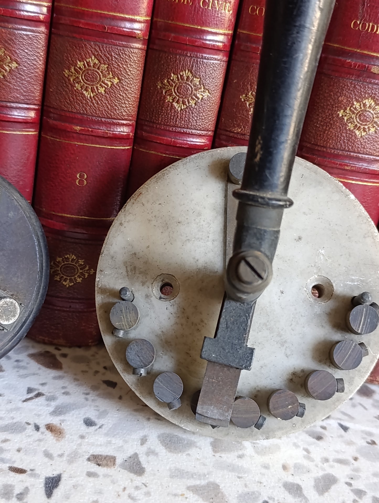 Lot de 2 commutateurs électriques anciens rotatifs et à manette – Bakélite et porcelaine industrielle