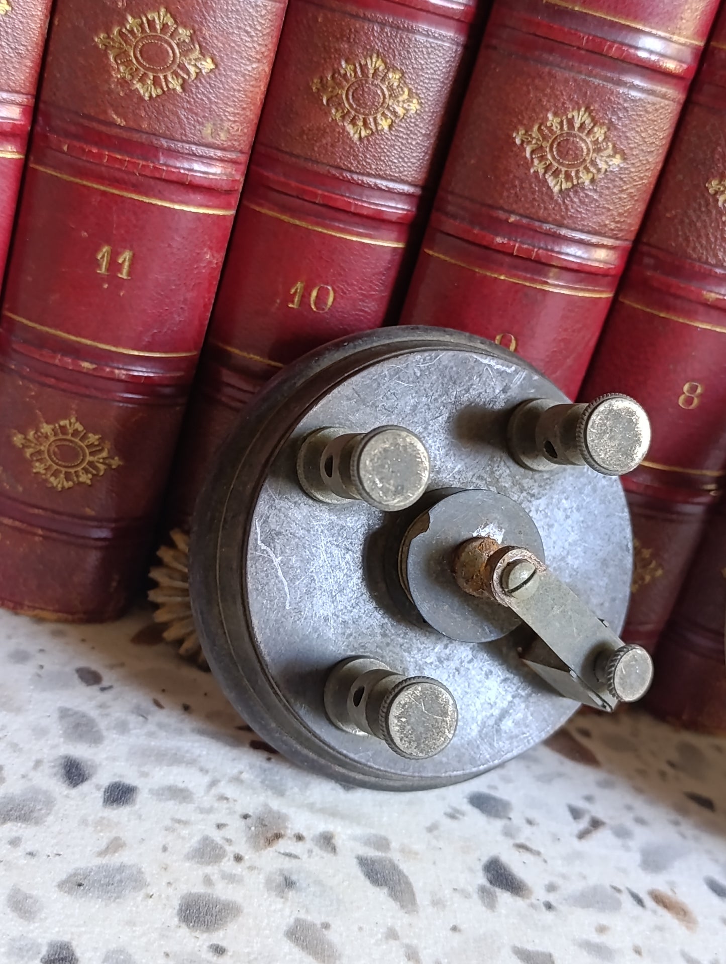 Lot de 2 commutateurs électriques anciens rotatifs et à manette – Bakélite et porcelaine industrielle