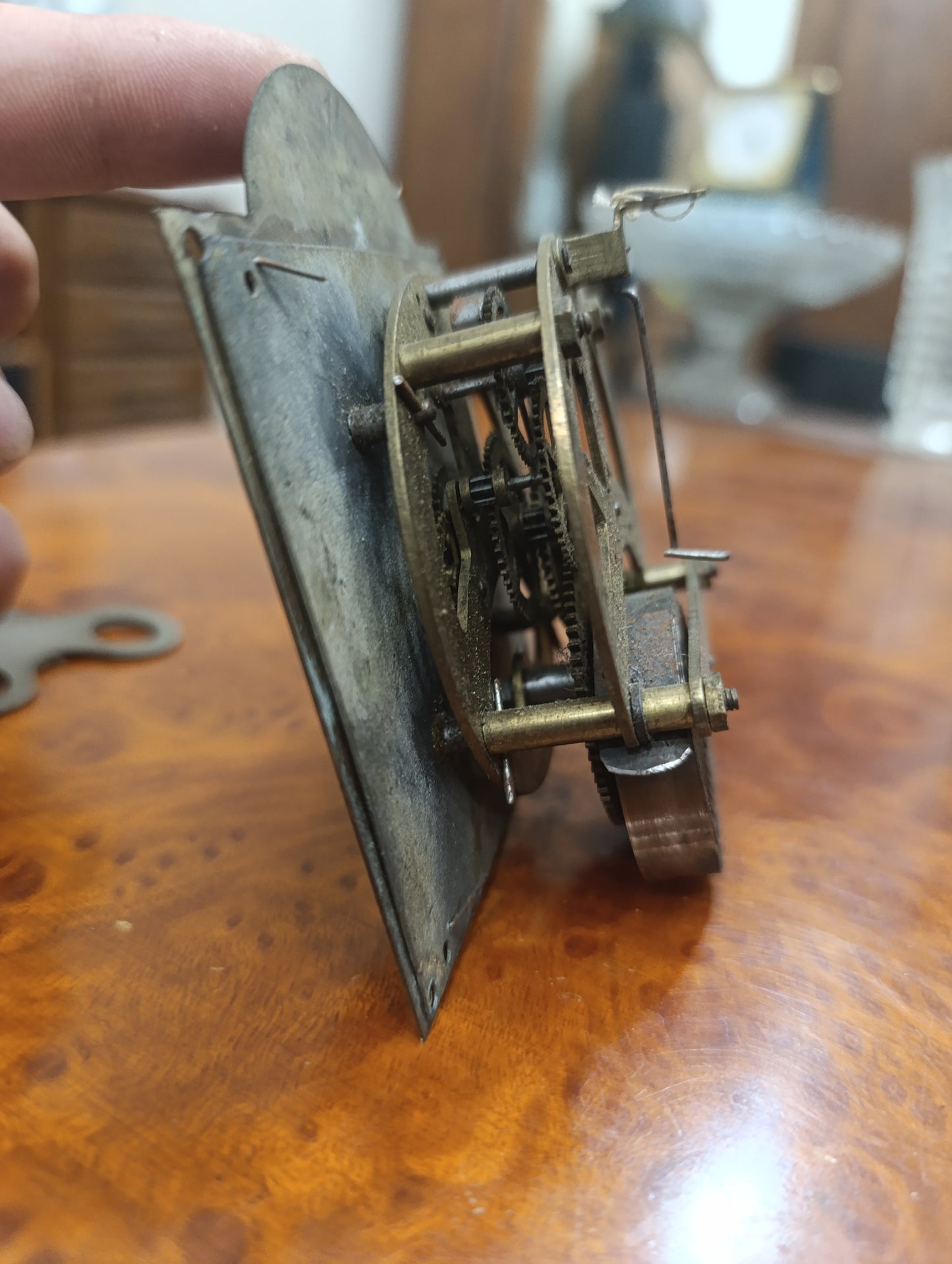 Mécanisme ancien de réveil ou petite pendule avec cadran décoré et clé d'origine – Pour restauration