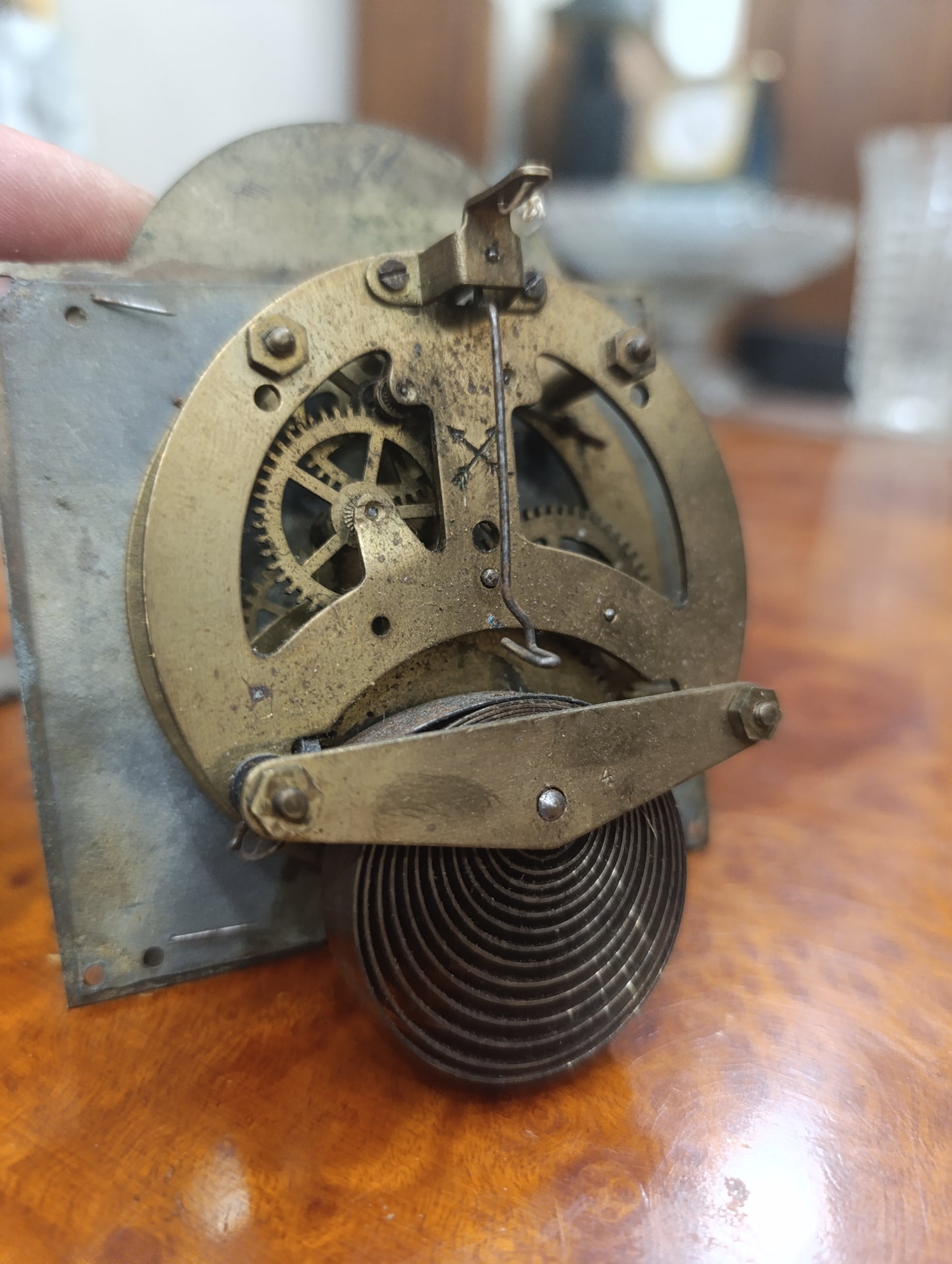 Mécanisme ancien de réveil ou petite pendule avec cadran décoré et clé d'origine – Pour restauration
