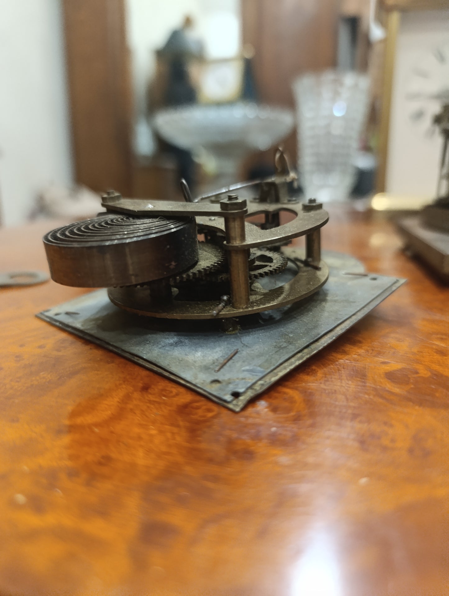 Mécanisme ancien de réveil ou petite pendule avec cadran décoré et clé d'origine – Pour restauration
