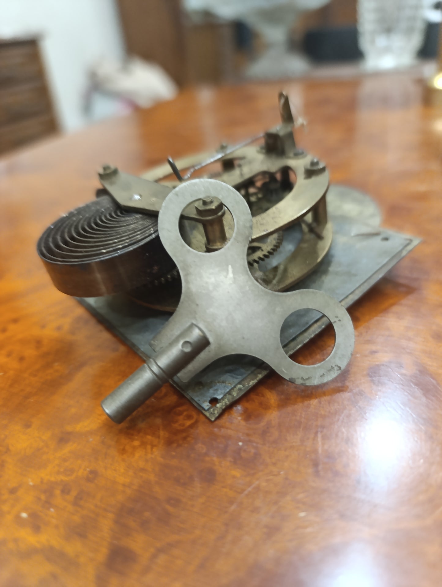 Mécanisme ancien de réveil ou petite pendule avec cadran décoré et clé d'origine – Pour restauration