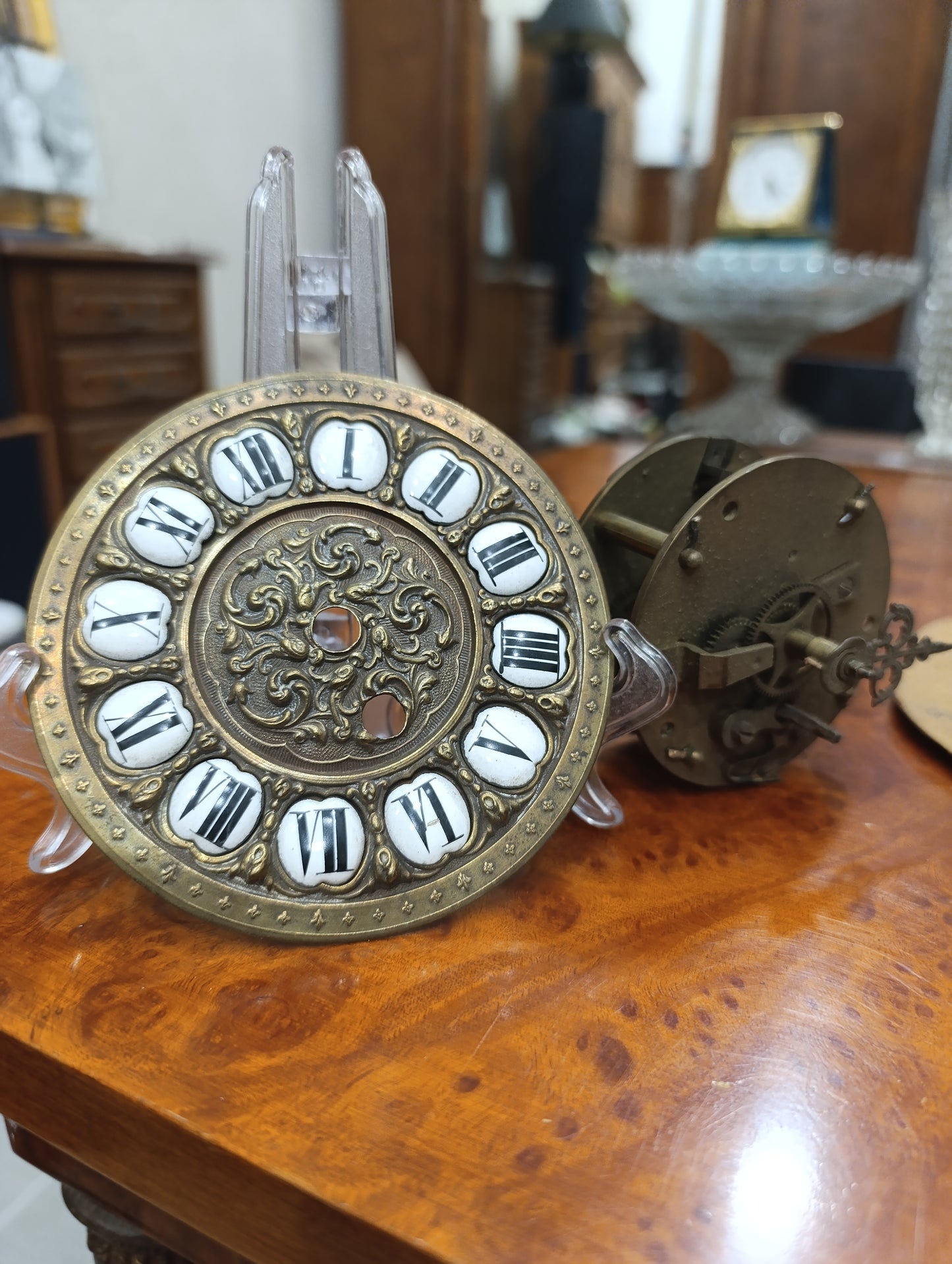 Mécanisme ancien d’horloge avec cadran émaillé chiffres romains et boîtier laiton – Pour restauration