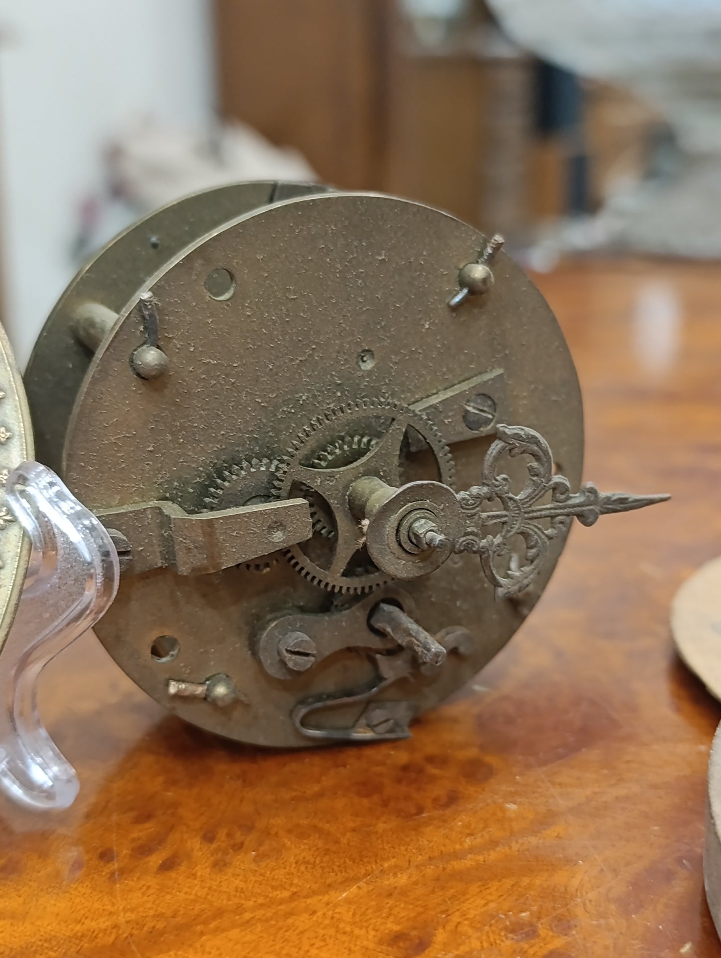 Mécanisme ancien d’horloge avec cadran émaillé chiffres romains et boîtier laiton – Pour restauration