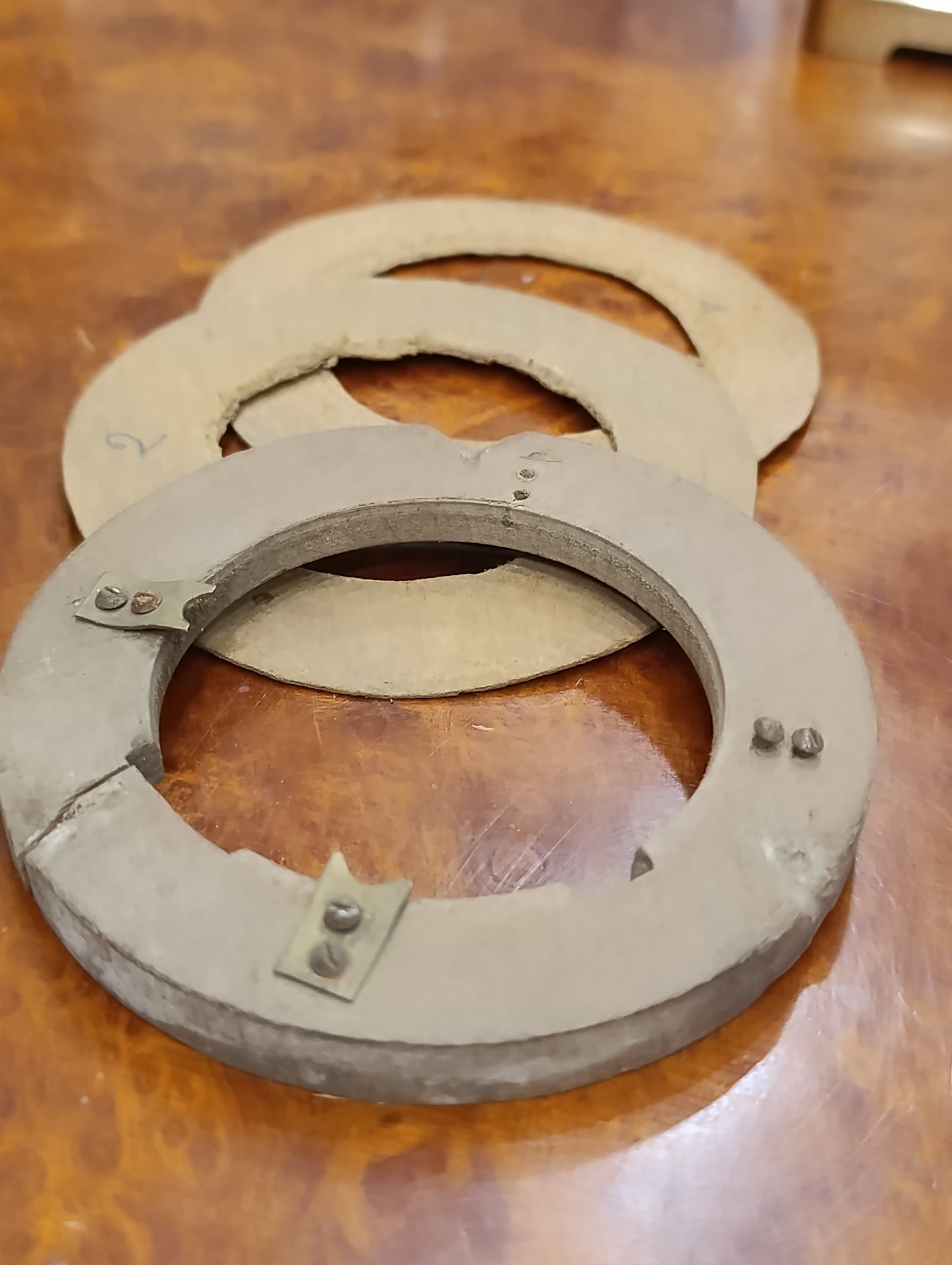Mécanisme ancien d’horloge avec cadran émaillé chiffres romains et boîtier laiton – Pour restauration