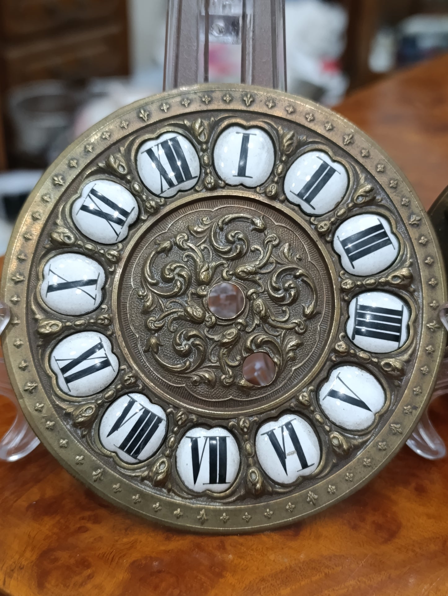 Mécanisme ancien d’horloge avec cadran émaillé chiffres romains et boîtier laiton – Pour restauration